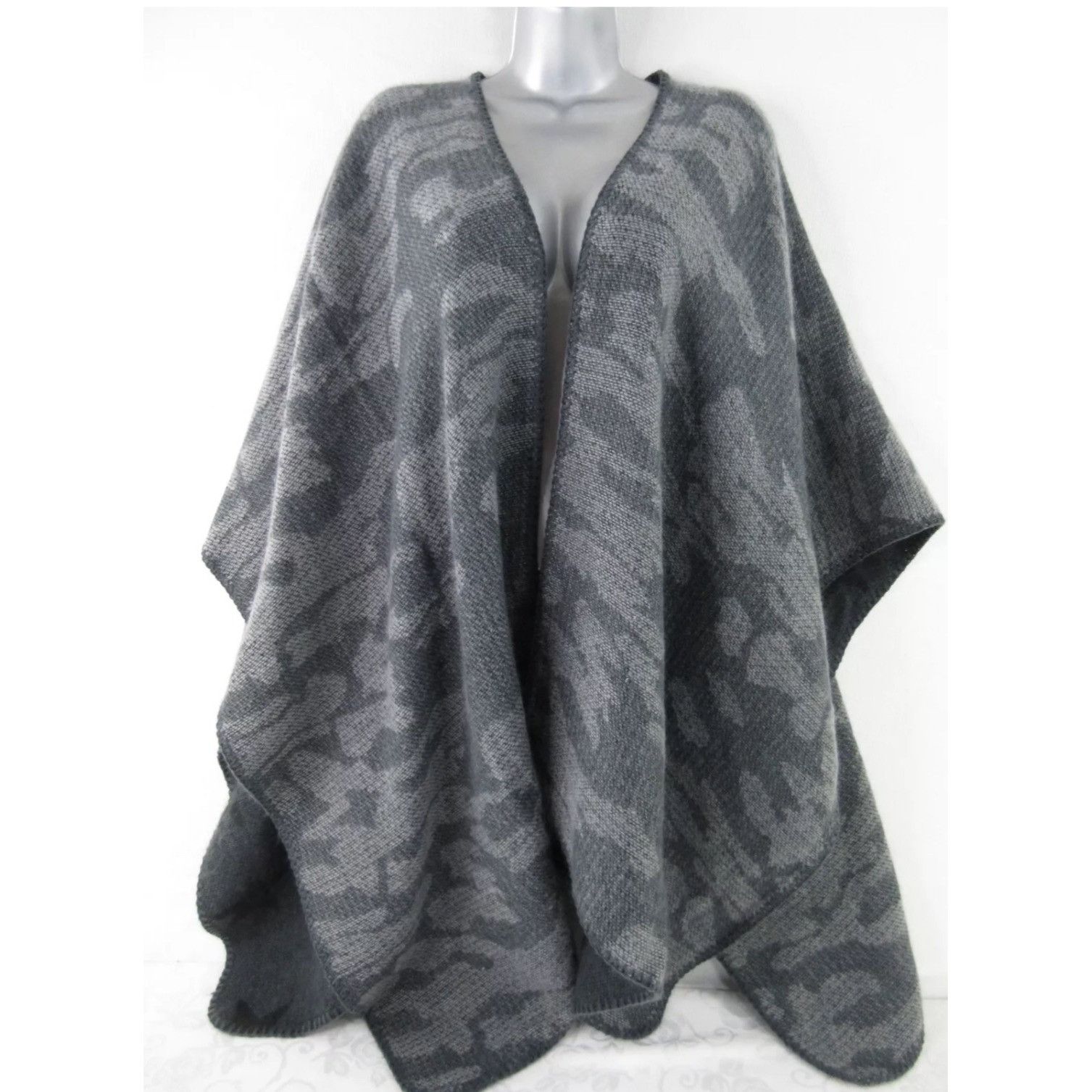 Woolrich Woolen Mills Woolrich Charcoal Star Patterned Reversible Wool Blend Ponch Size ONE SIZE - 3 Thumbnail