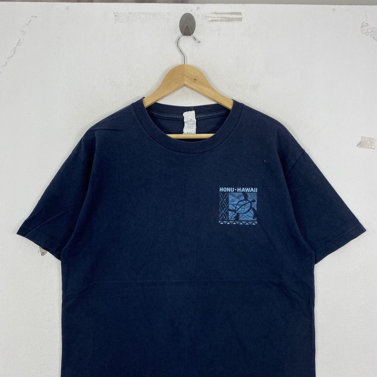Vintage Vintage Alstyle Honu Hawaii Turtle Tee L Navy Y2K Surf Fade Size US L / EU 52-54 / 3 - 3 Thumbnail