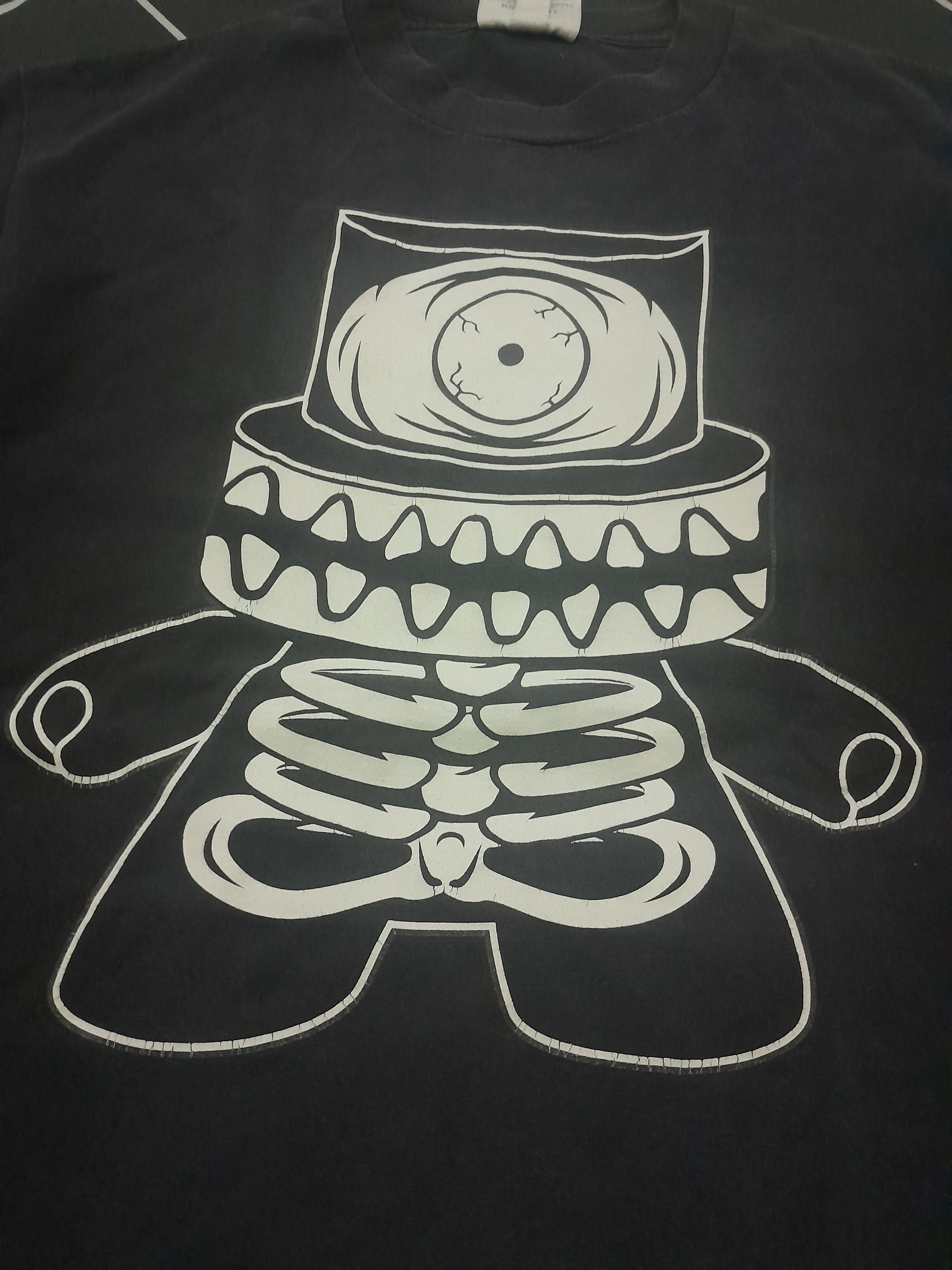 Kid Robot Grafitti artist series Size US M / EU 48-50 / 2 - 2 Thumbnail