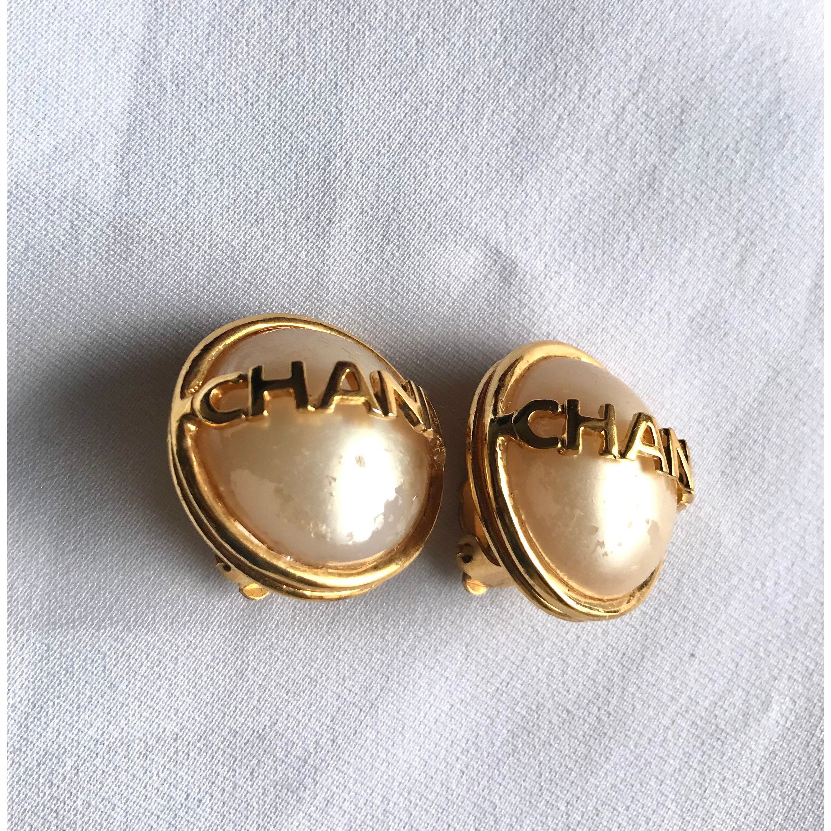 Chanel Vintage CHANEL gold tone round earrings with faux pearl Size ONE SIZE - 7 Thumbnail