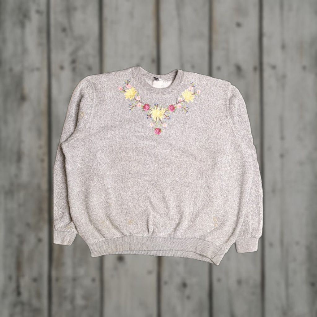X-LARGE VINTAGE Unisex Sweatshirt Gray Floral Embroidered Pullover XX-Large 26” Length 27” Chest Real Wear Stains on Front and Sleeves Size US XXL / EU 58 / 5 - 1 Thumbnail
