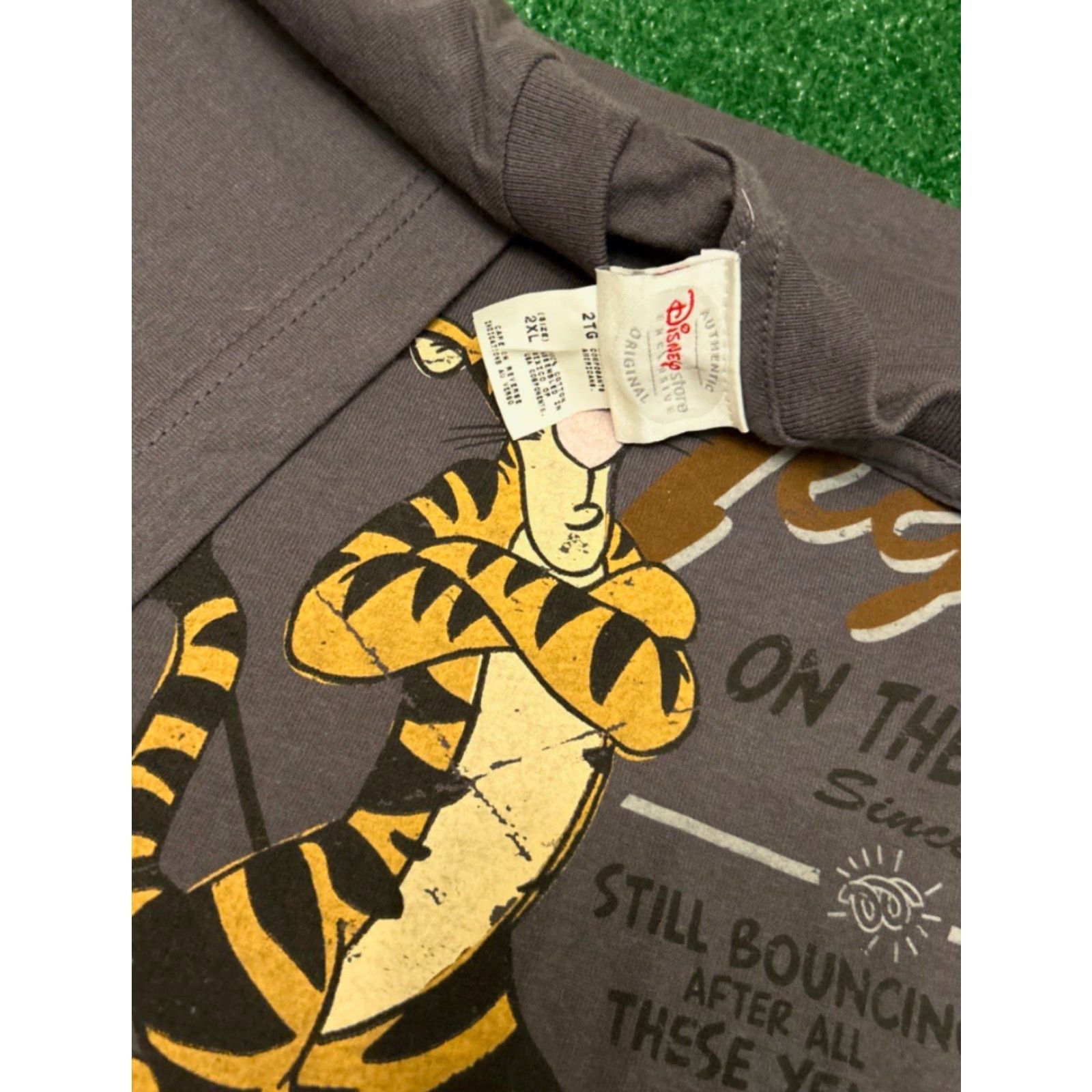 Disney VINTAGE Disney Tigger On The Prowl Cartoon VTG Shirt Mens 2XL Gray Short Sleeve Pooh Bear 90s Shirt Size US XXL / EU 58 / 5 - 2 Thumbnail