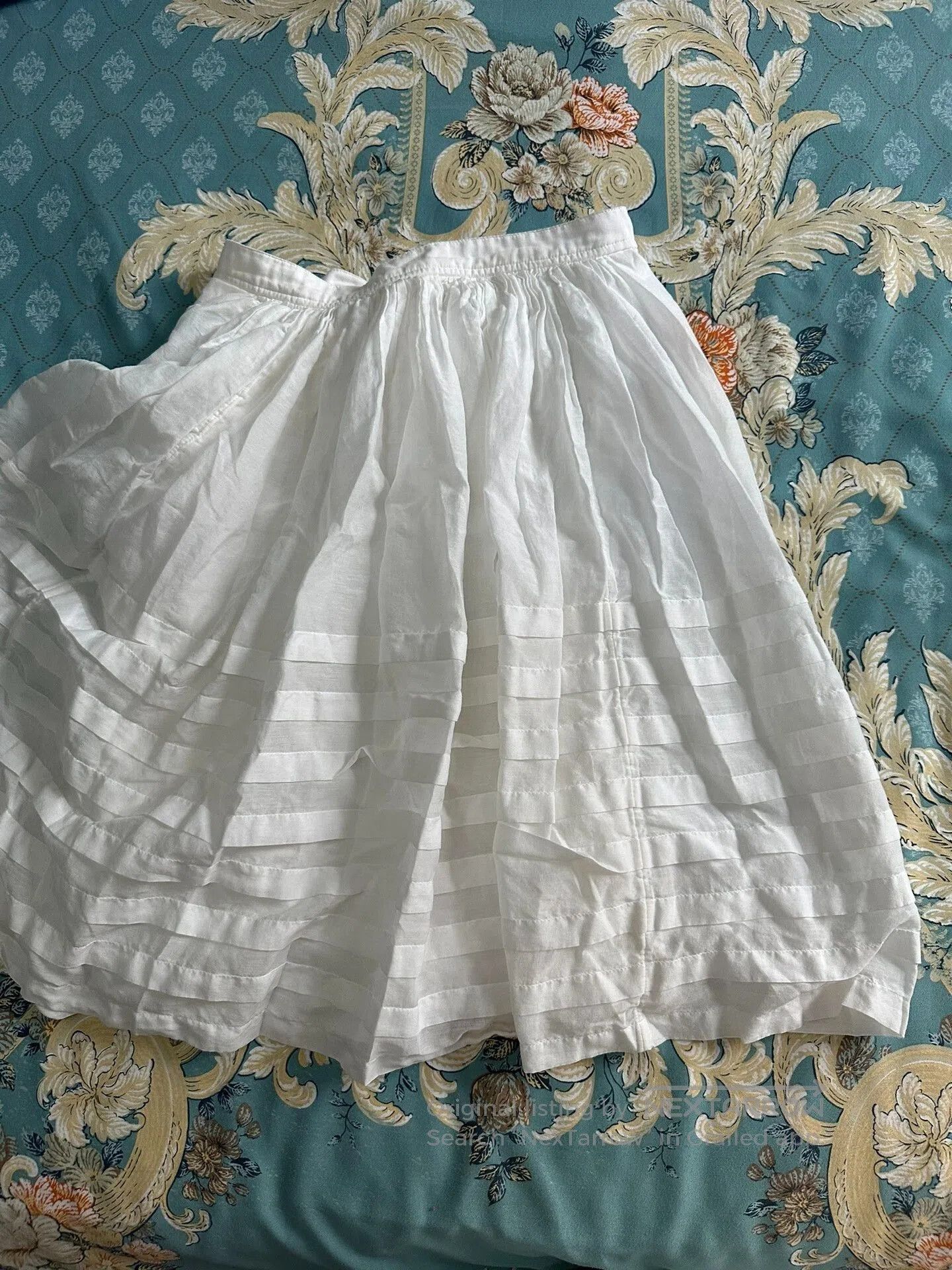 Burberry White Skirt with Fluffy Fabric.