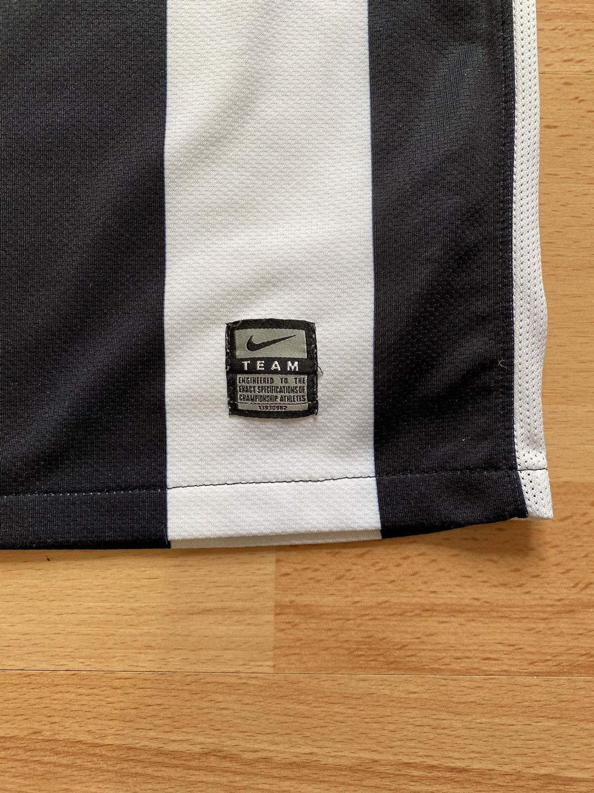 Nike JUVENTUS 2009 2010 HOME JERSEY NIKE 354296-010SIZE M Size US M / EU 48-50 / 2 - 5 Thumbnail