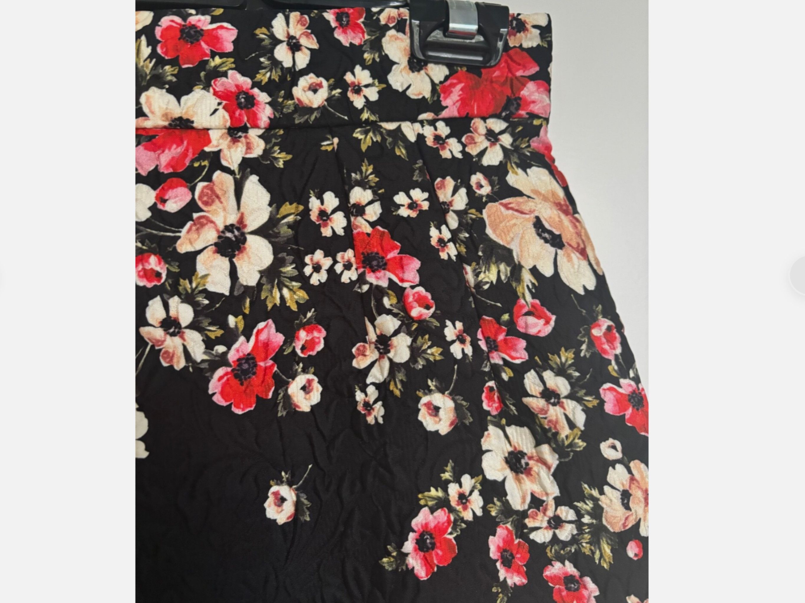 Dolce & Gabbana Dolce & Gabbana Floral Skirt, with original tags Size 27" / US 4 / IT 40 - 9 Thumbnail