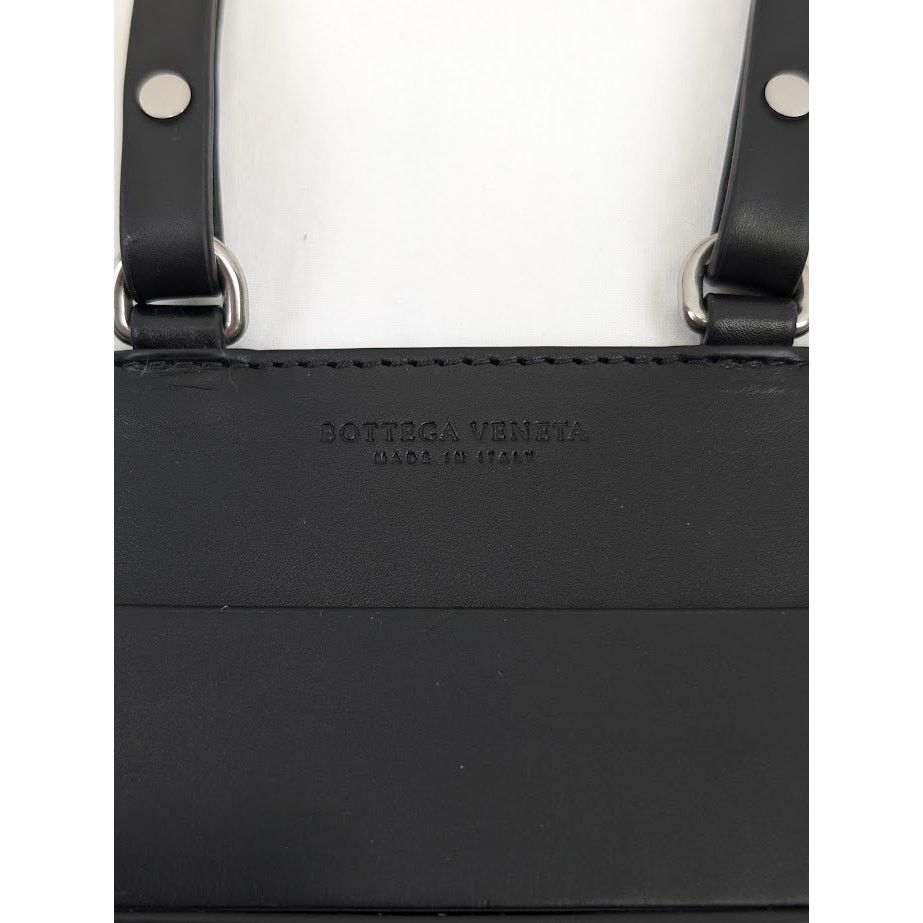 o1rshd1 Q:2 / Size: OS / Paper Calf Perforated Case in Nero