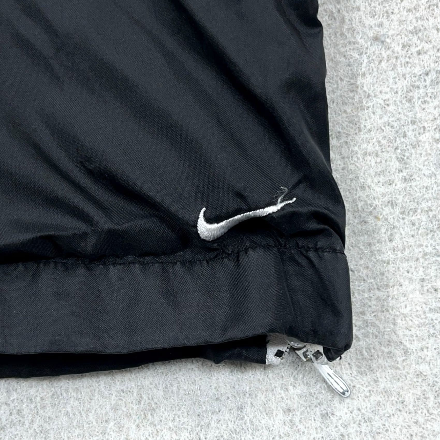 Nike Vintage Nike Pants Women XL Black Windbreakers Track Pants 90s Sportswear Nike Womens XL Black 90s Size 40" / US 18 - 3 Thumbnail