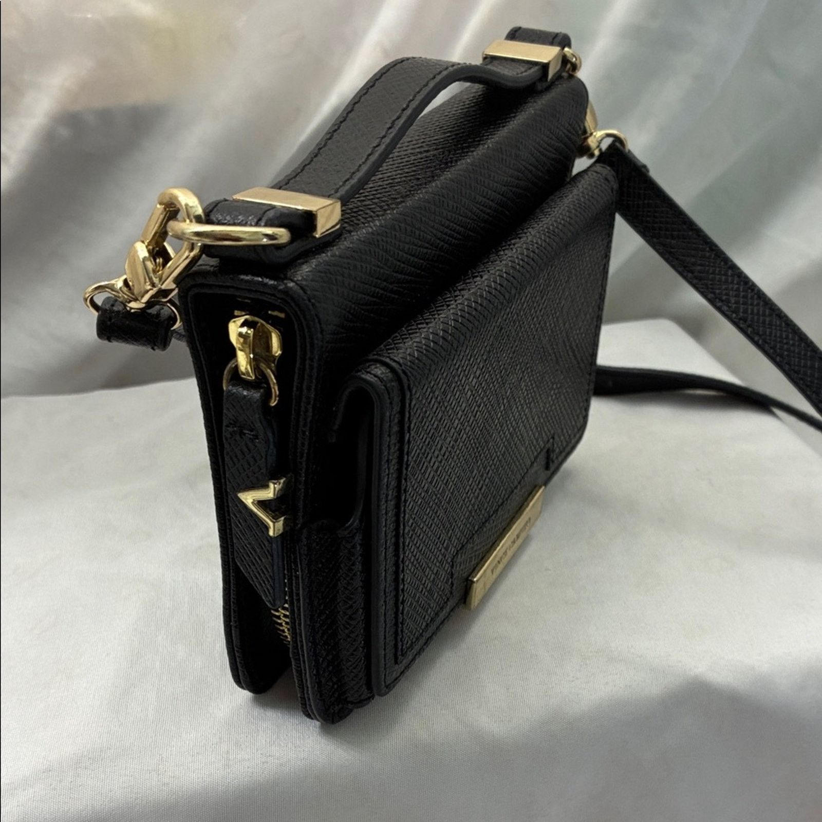 Vince Camuto Vince Camuto Textured Black Crossbody Wallet / Gold Accents Size ONE SIZE - 4 Thumbnail