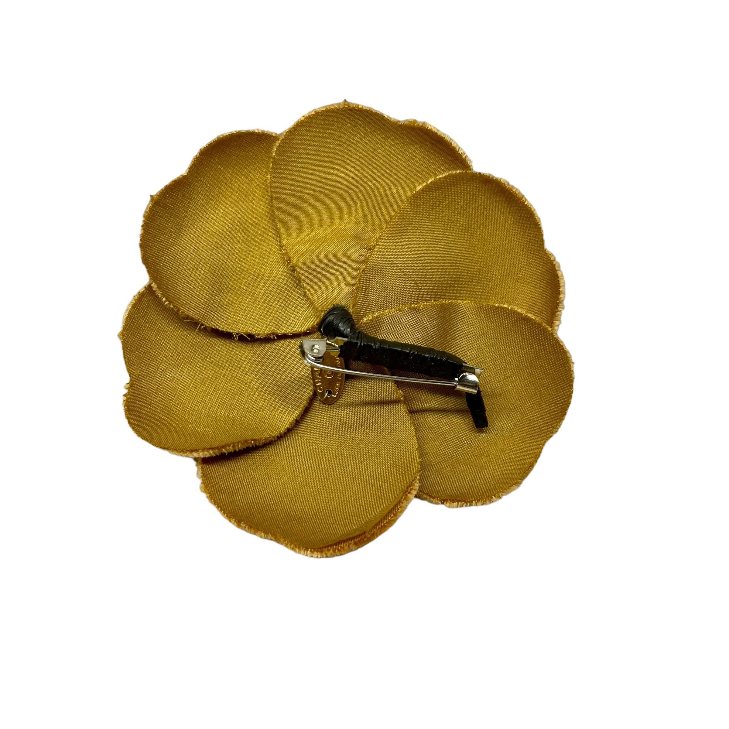 Chanel Vintage Chanel Camellia Gold Velvet Brooch Made In France Size ONE SIZE - 2 Thumbnail