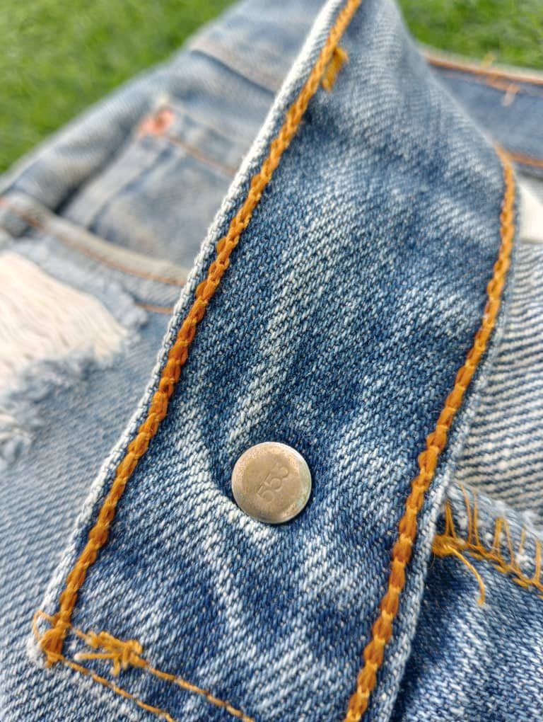 Levi's VINTAGE LEVI’S 501 BUTTON 555 SHORT JEANS Size US 31 - 8 Thumbnail