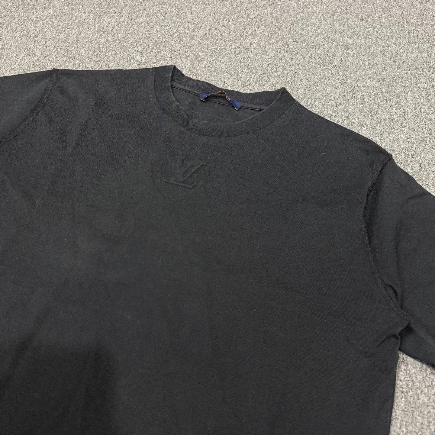 Louis Vuitton LV black embossed logo short-sleeve L 95 new Size US L / EU 52-54 / 3 - 3 Thumbnail