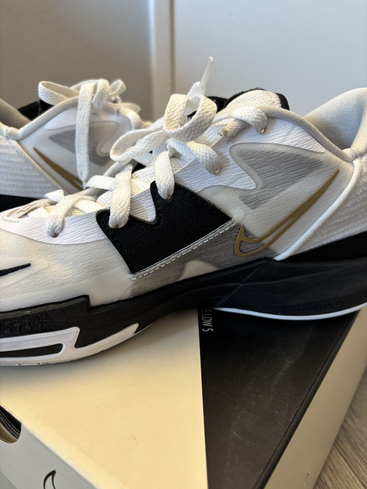 Nike Kyrie Low 5 White Black Gold Lightly Used Size 10 Size US 10 / EU 43 - 5 Thumbnail