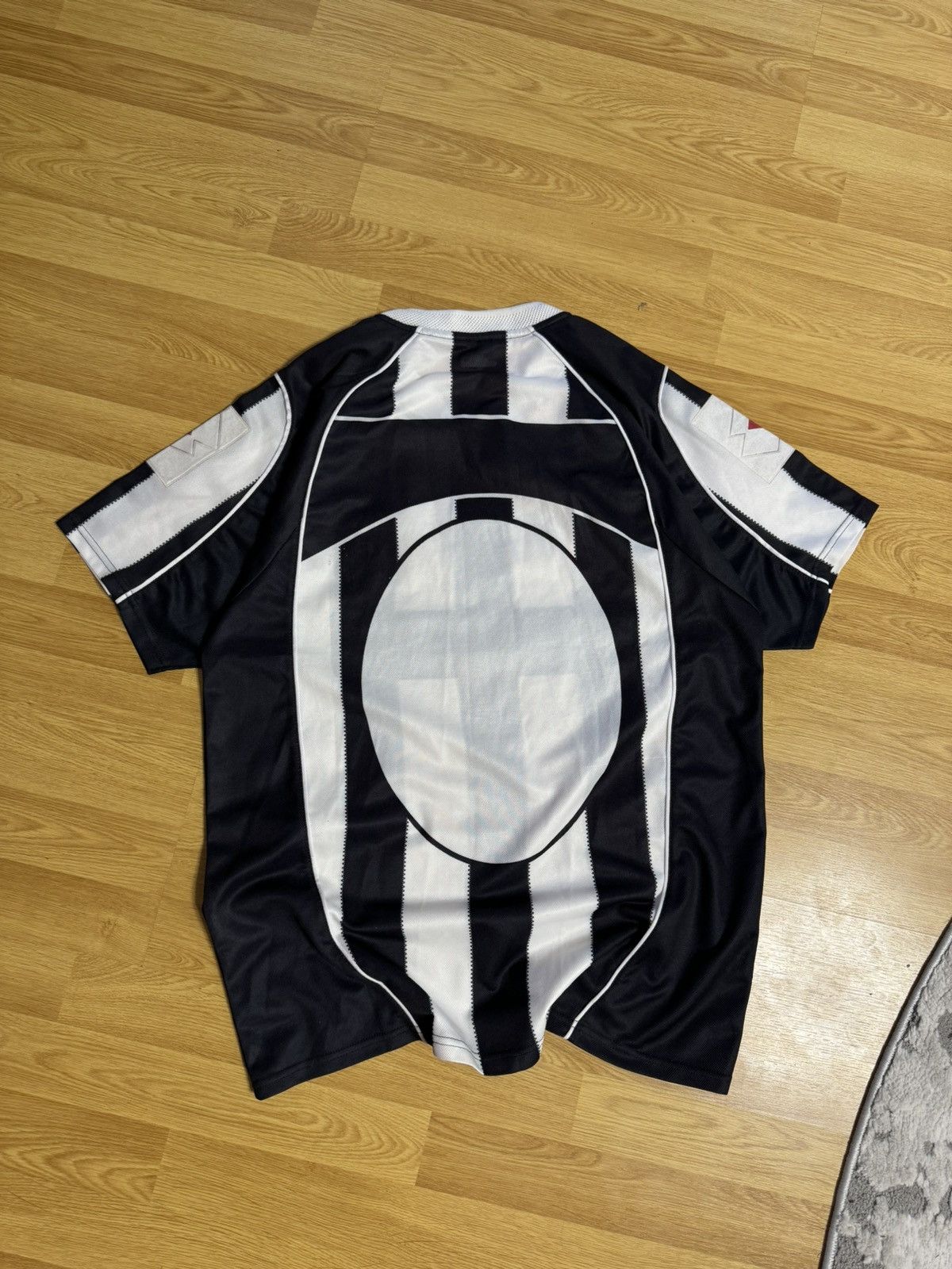 Lotto Sport × Vintage Lotto 2002-2003 Juventus FC Home (size XL) Size US XL / EU 56 / 4 - 10 Thumbnail
