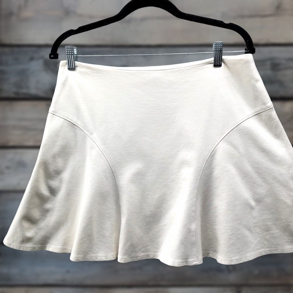 Banana Republic Banana Republic Flared Mini Skirt Womens 8 White Ivory Side Zip Ponte Stretch Skirt Zipper Solid Knit Sretchable Casual Formal Regular Image: N/A Size 30" / US 8 / IT 44 - 1 Thumbnail