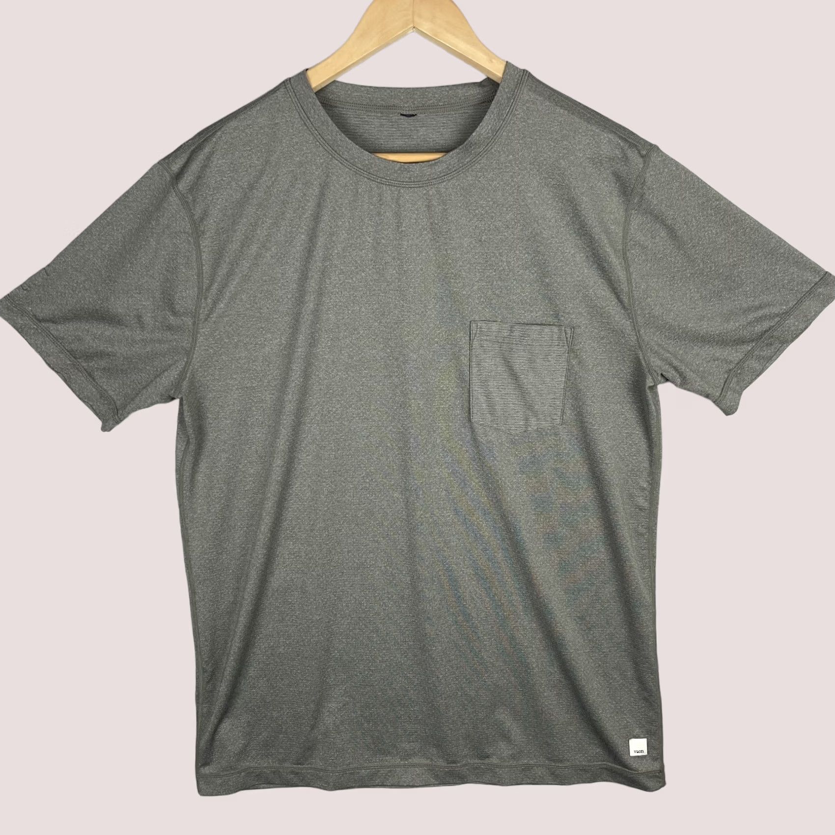 Vuori Vuori Shirt Mens Large Gray Heather Performance Pocket Tee Athletic Gym Stretch Size US L / EU 52-54 / 3 - 1 Thumbnail