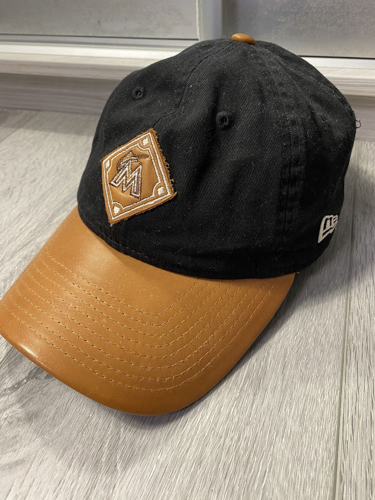 New Era × Wilson Wilson x New Era x Genuine Merchandise Cap Leather Visor Size ONE SIZE - 2 Thumbnail