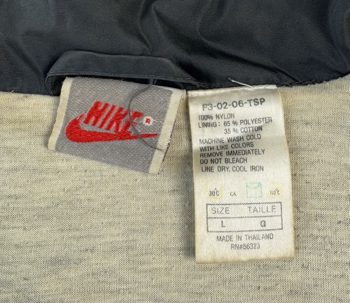 Nike Vintage 90s Nike Beaverton Oregon Nylon Track Jacket Size US L / EU 52-54 / 3 - 14 Thumbnail