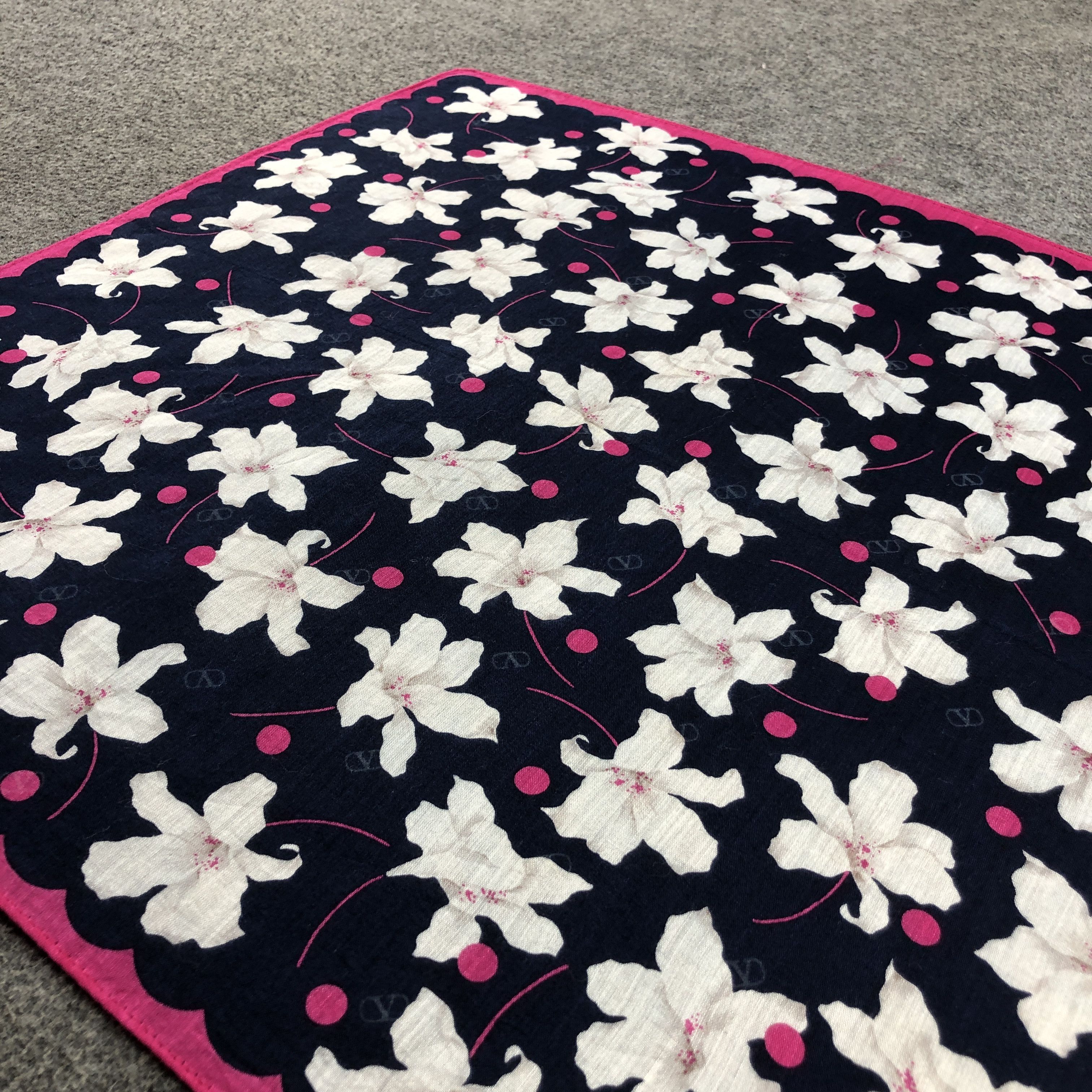 Vintage ValenTINO GarAVANI Handkerchief Neckerchief Bandana H2658 Size ONE SIZE - 3 Thumbnail