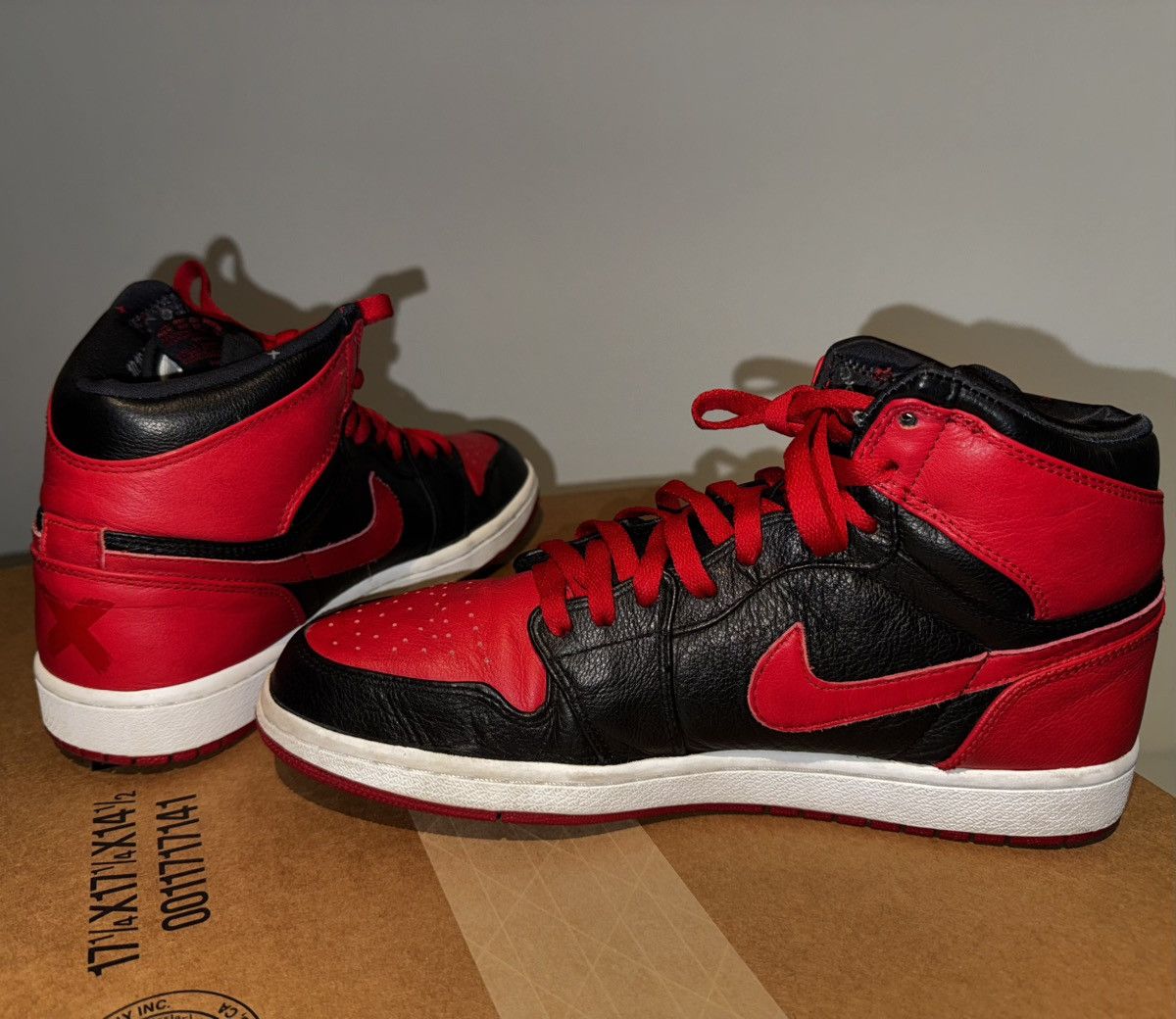 Jordan Brand 2011 BANNED JORDAN 1 (RARE) Size US 10.5 / EU 43-44 - 5 Thumbnail