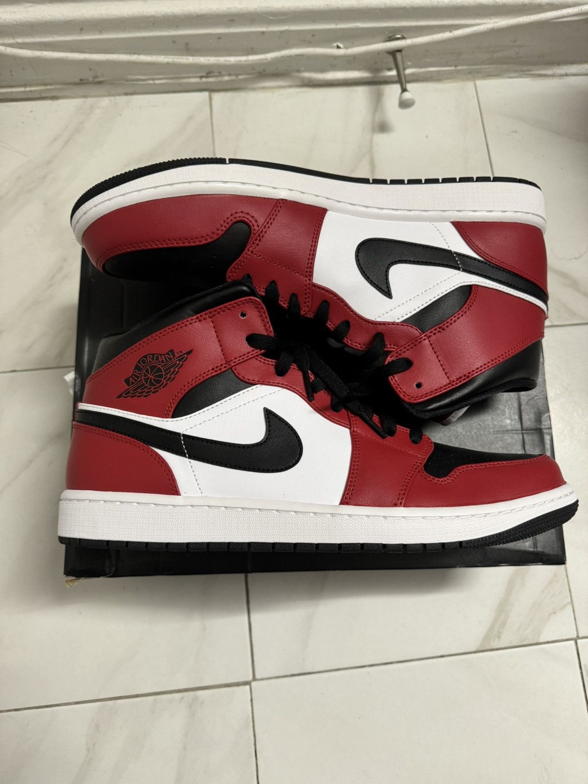 Nike Air Jordan 1 mid Chicago Black Toe Size US 13 / EU 46 - 3 Thumbnail