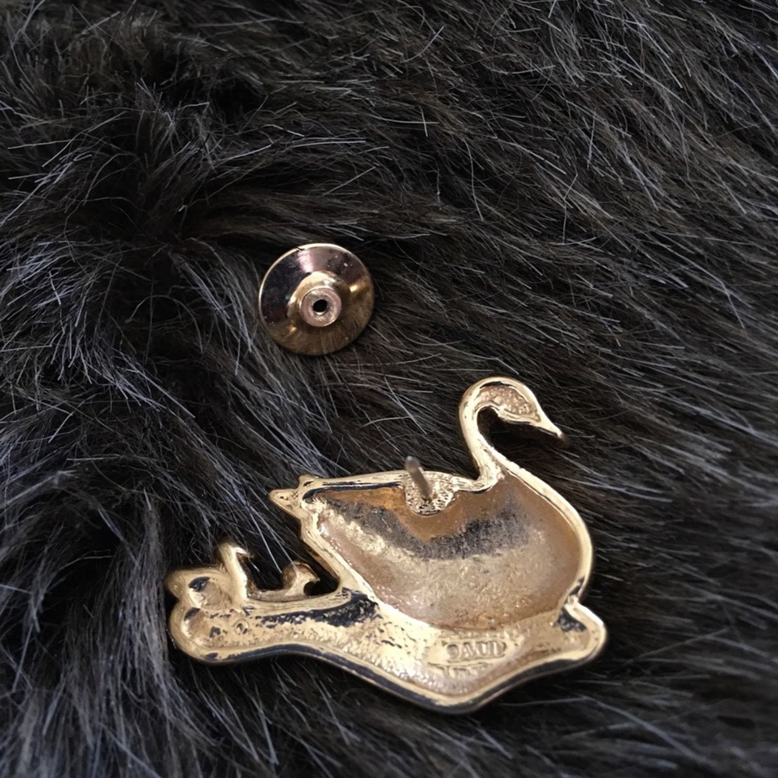 Vintage Vintage Avon 1992 gold tone swan family brooch pin Size ONE SIZE - 3 Thumbnail