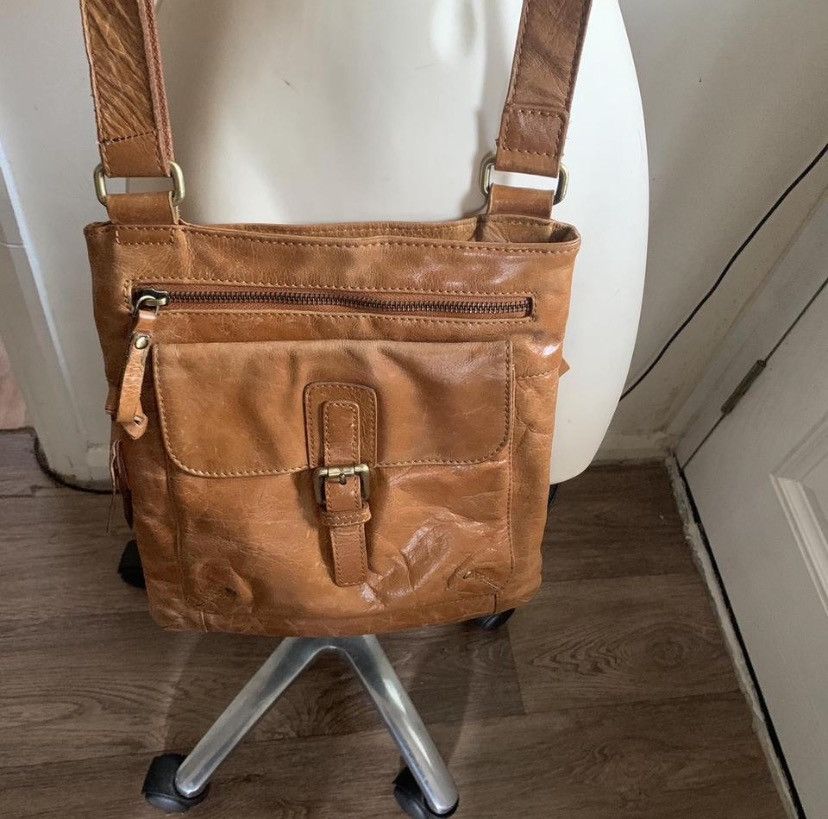 Clarks Clarks Brown Leather Crossbody Handbag adjustable StrapVGC Size ONE SIZE - 1 Thumbnail