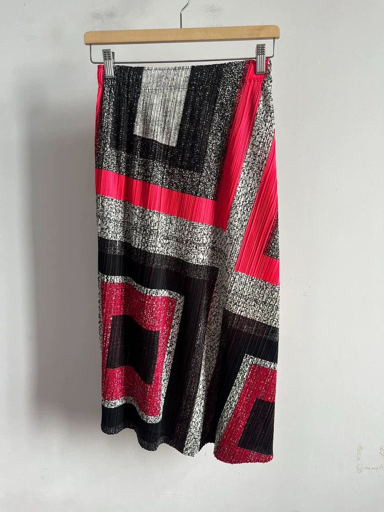Issey Miyake Issey Miyake size:5 Red and black color-blocked Green Moun Size 22" - 1 Thumbnail