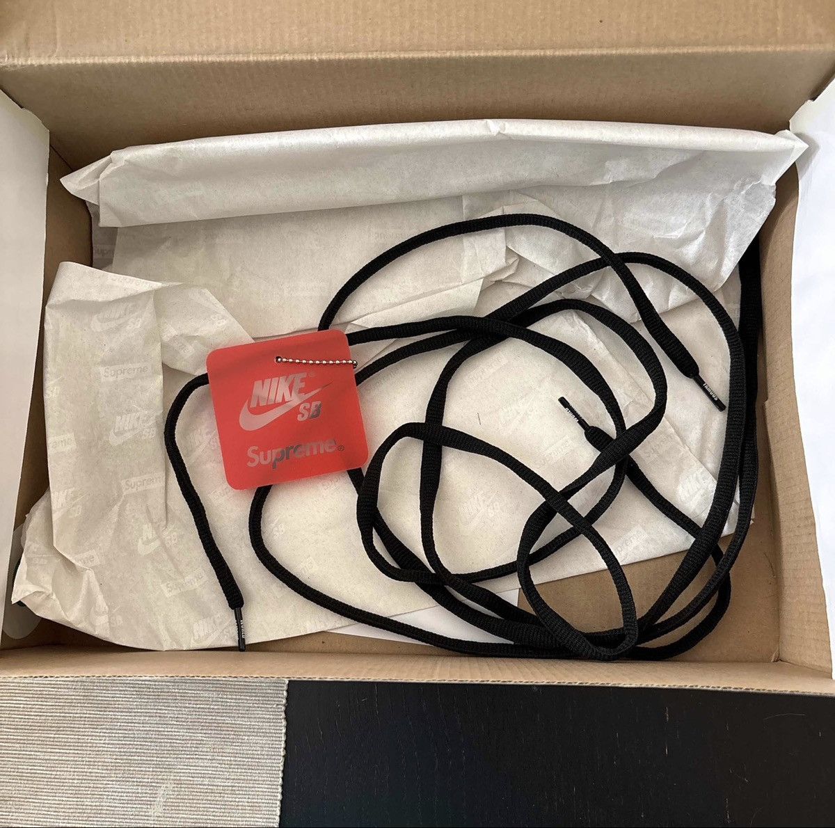 Nike × Supreme Supreme sb dunks black red Size US 11 / EU 44 - 7 Thumbnail