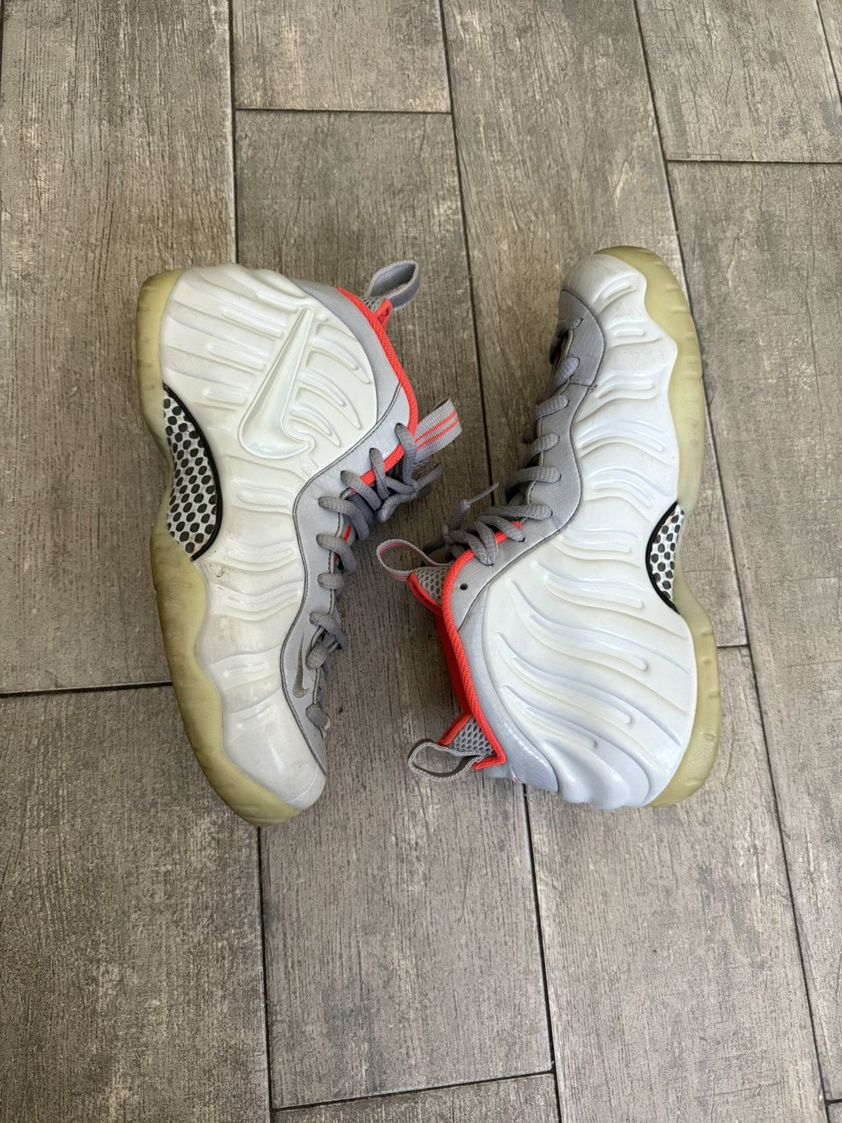 Nike Nike glow in the dark foamposites Size US 10 / EU 43 - 2 Thumbnail