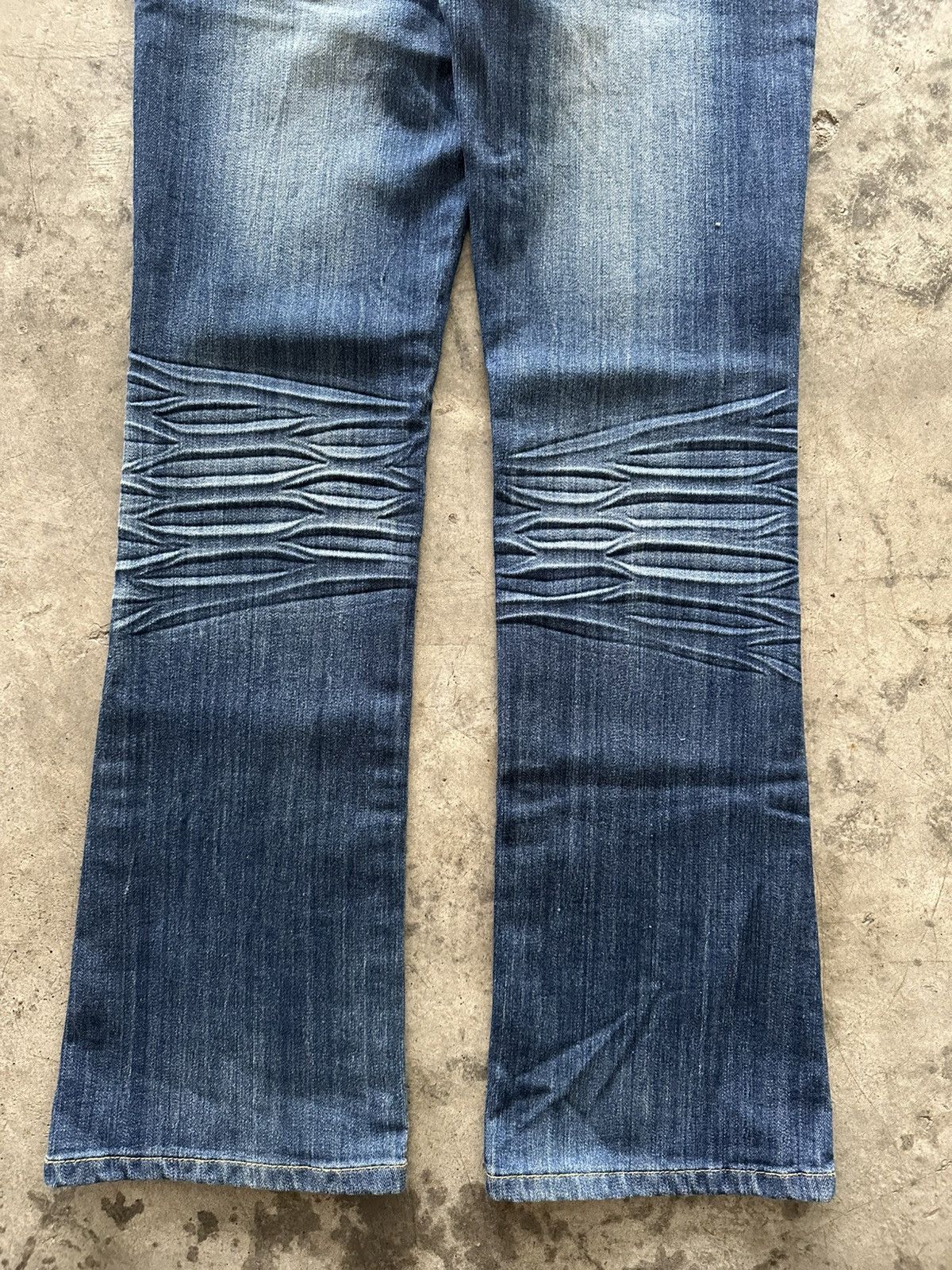If Six Was Nine × Japanese Brand × Le Grande Bleu (L.G.B.) Japanese Y2K The Cove Whisker Wash Flared Jeans Size 30" / US 8 / IT 44 - 11 Thumbnail