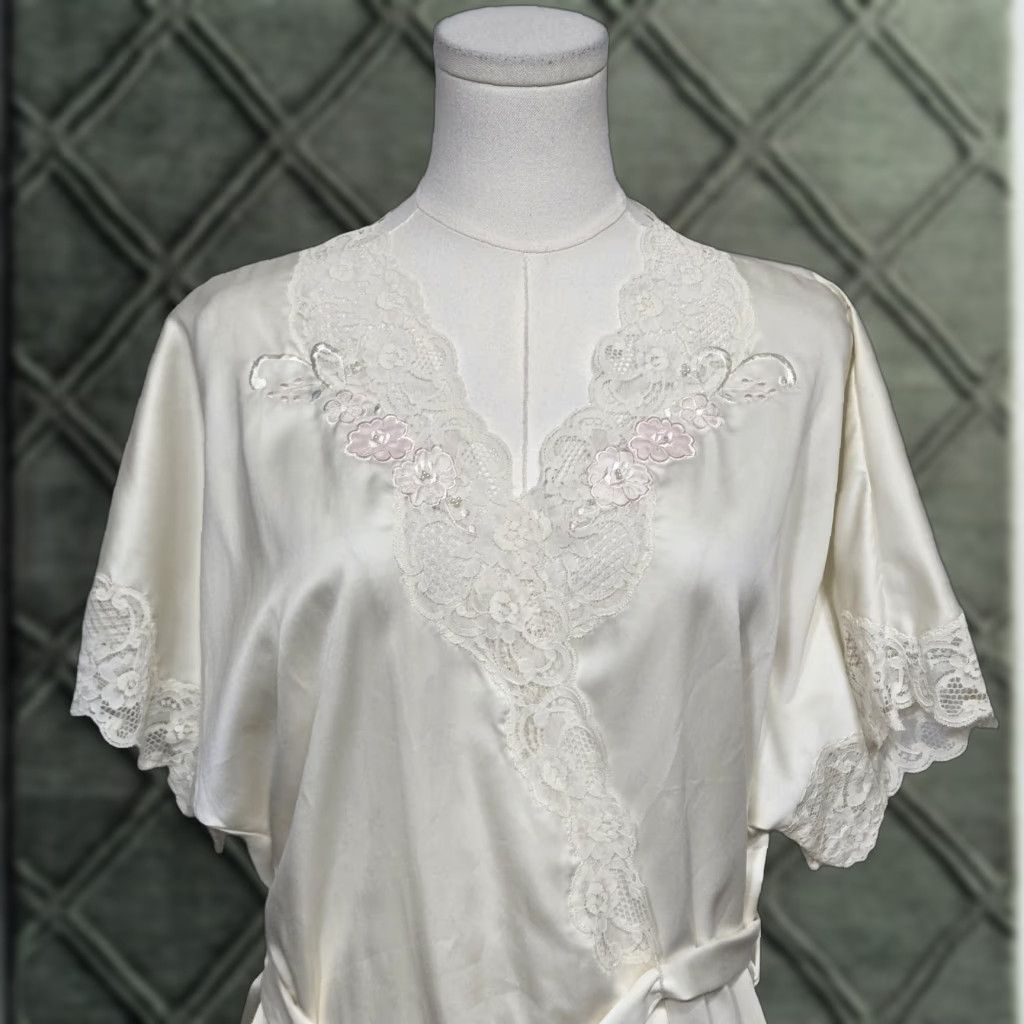 Vintage Sara Beth Robe Womens Medium Ivory Satin Lace Trim Floral Embroidered Belted Size ONE SIZE - 1 Thumbnail
