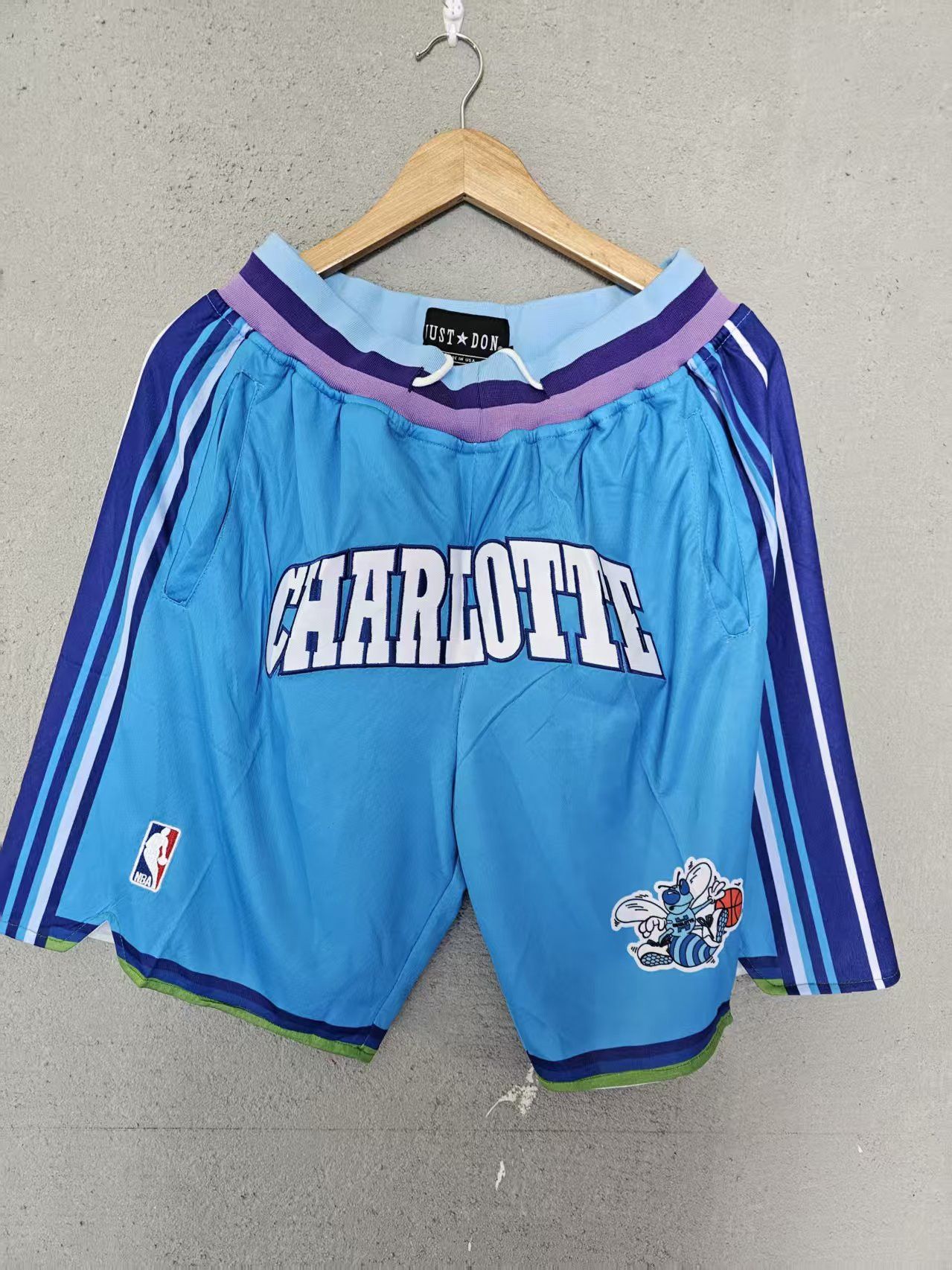 NBA Charlotte Hornets Short XL Vintage Size US 36 / EU 52 - 1 Thumbnail