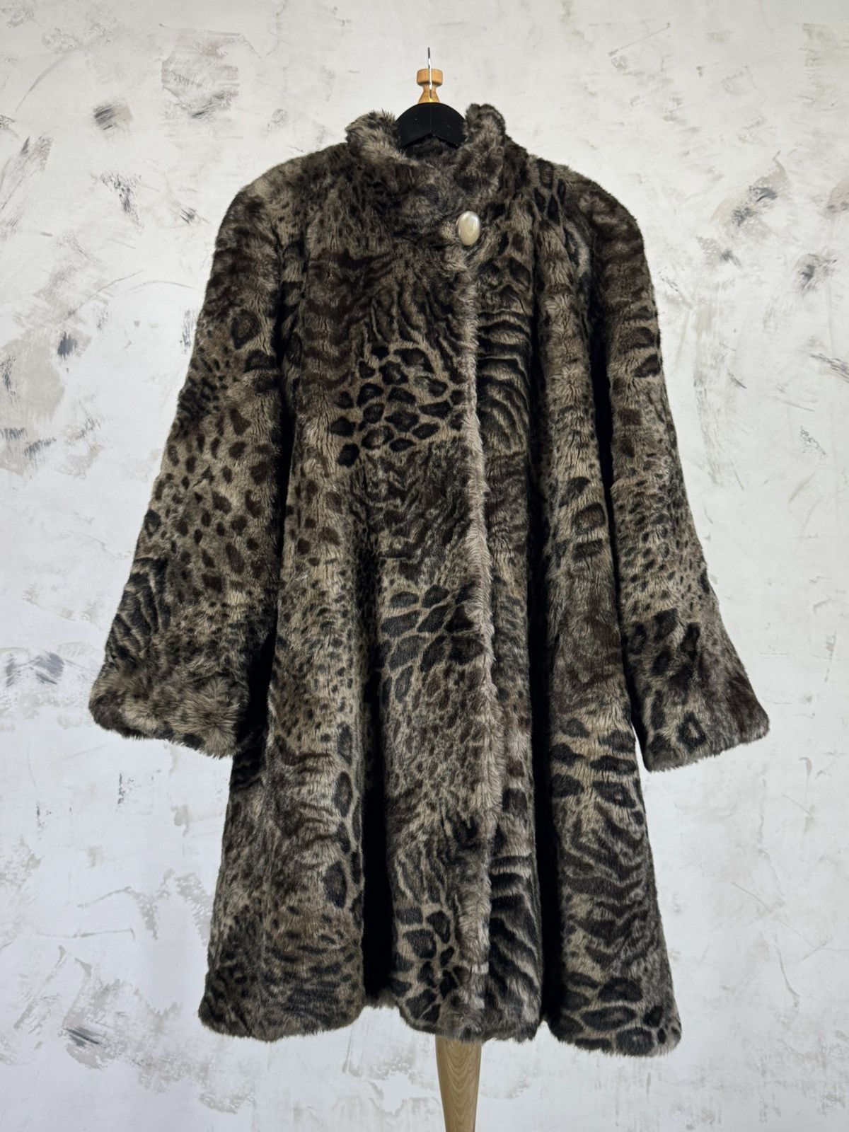 Bally Vintage Bally Boutique Leopard Faux Fur Coat Size M - L Size M / US 6-8 / IT 42-44 - 3 Thumbnail
