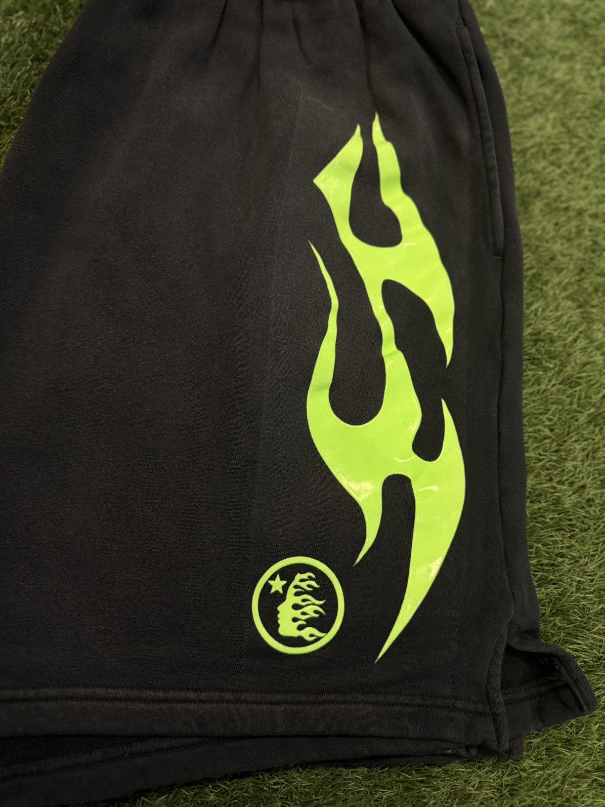 HELLSTAR Hellstar Flame Shorts Black Green Size XL (Brand NEW) Size US 34 / EU 50 - 3 Thumbnail