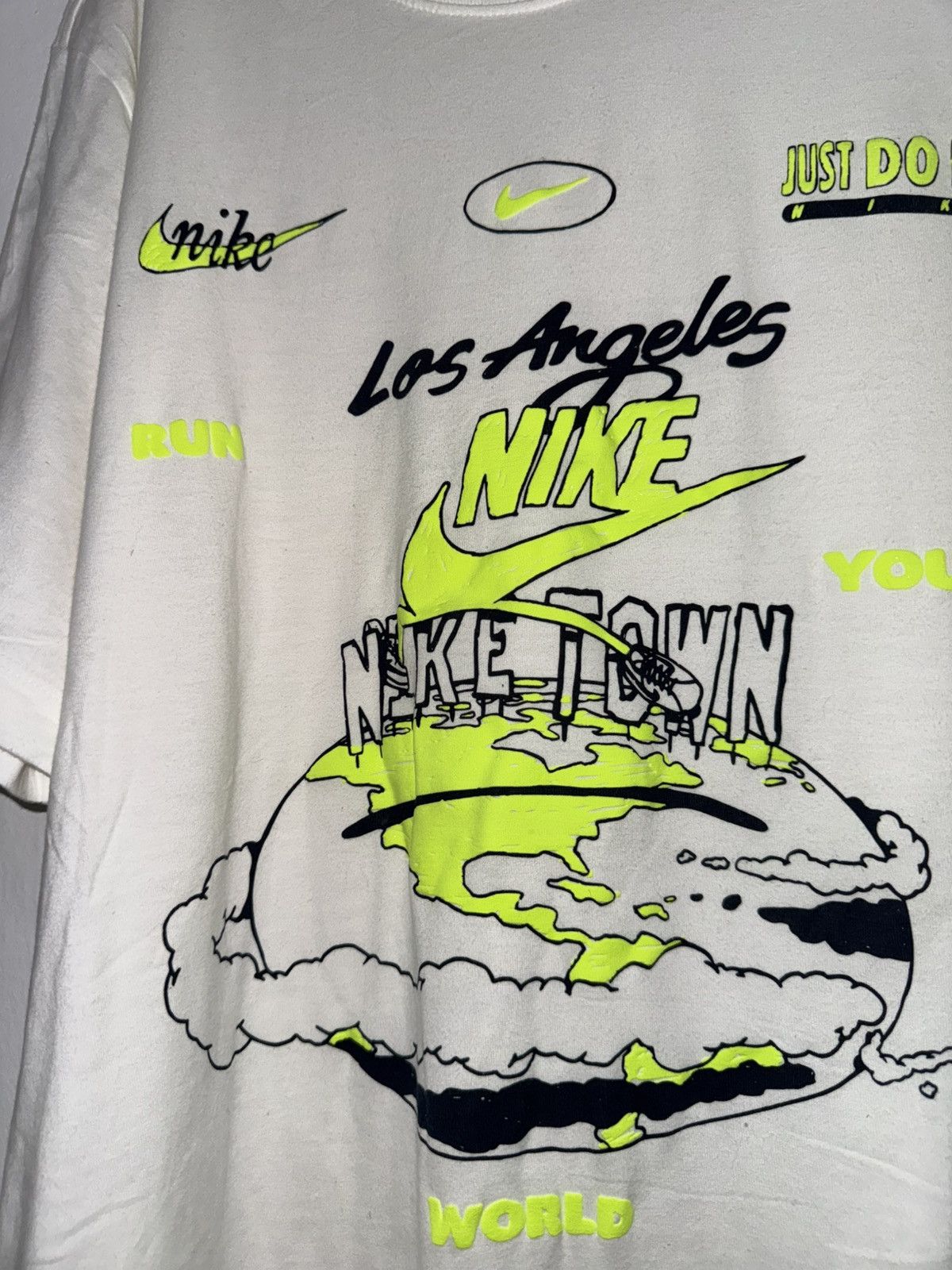 Nike Nike LA Souvenir graphic print t-shirt in white size M Size US M / EU 48-50 / 2 - 6 Thumbnail