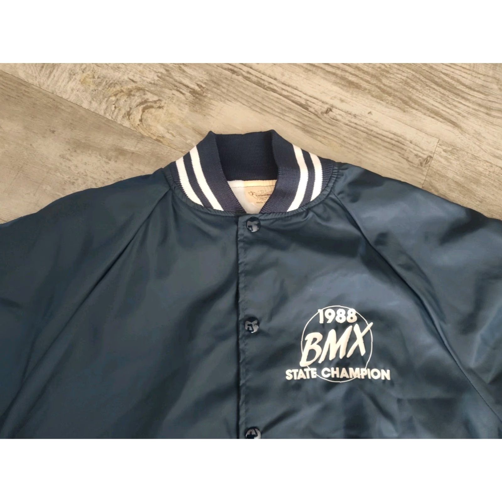 Augusta Sportswear VINTAGE Augusta Sportswear Satin Bomber Jacket Mens 1988 Michigan BMX State Champion Dark Blue Short Sleeve Casual Winter Summer Spring Fall Sz L Size US L / EU 52-54 / 3 - 4 Thumbnail
