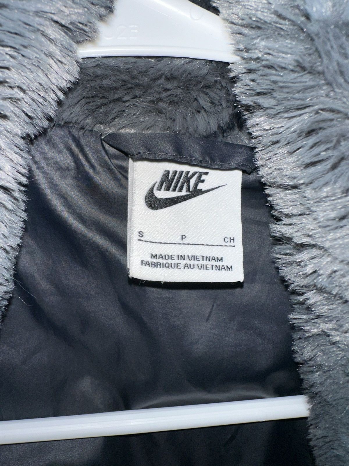 Nike WOMEN'S SPORTSWEAR PLUSH PRINTED FAUX FUR JACKET Size S / US 4 / IT 40 - 4 Thumbnail