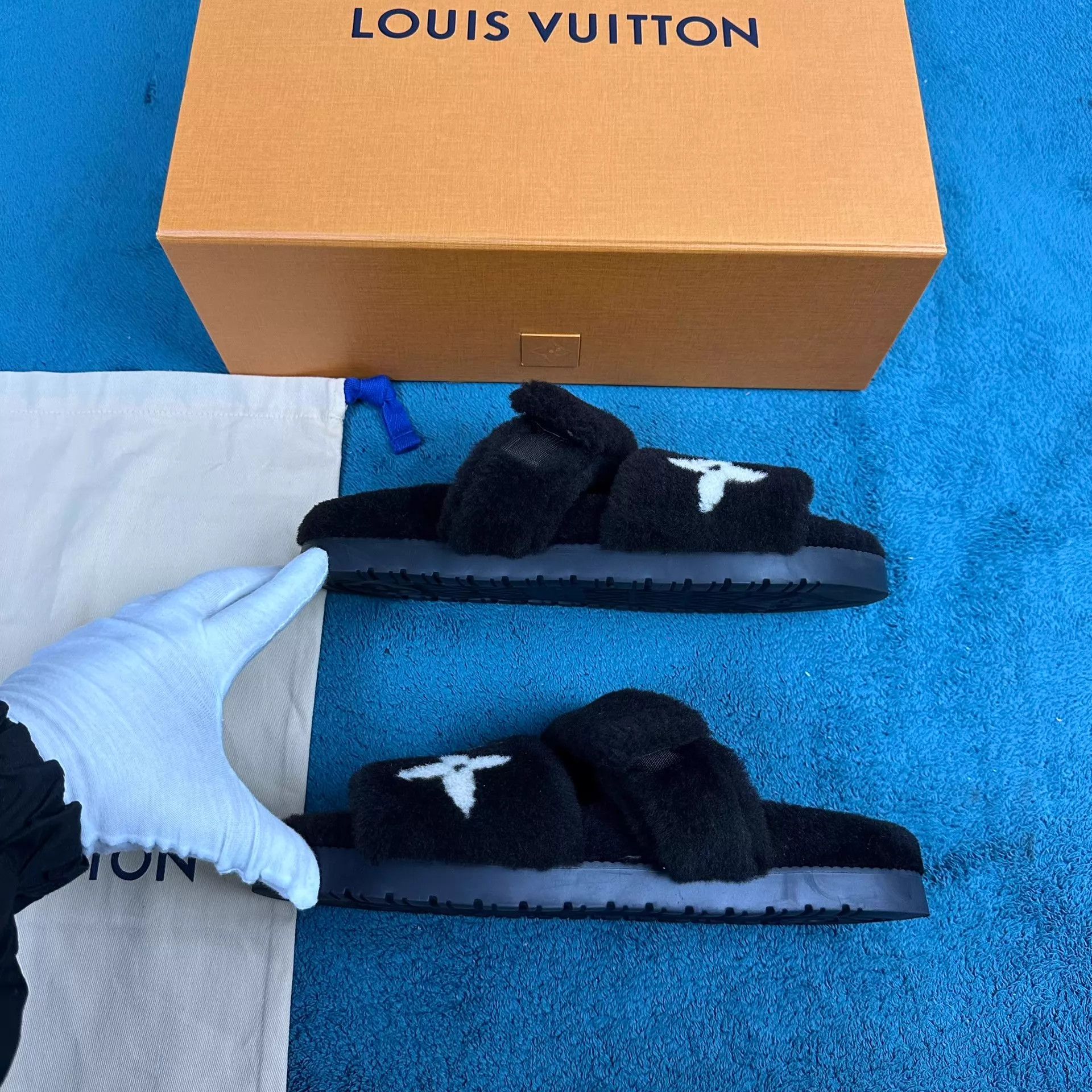 Louis Vuitton LV 25SS Pool Pillow Comfort Mink Fur Flip Flop B&W 39 Size US 8.5 / IT 38.5 - 2 Thumbnail