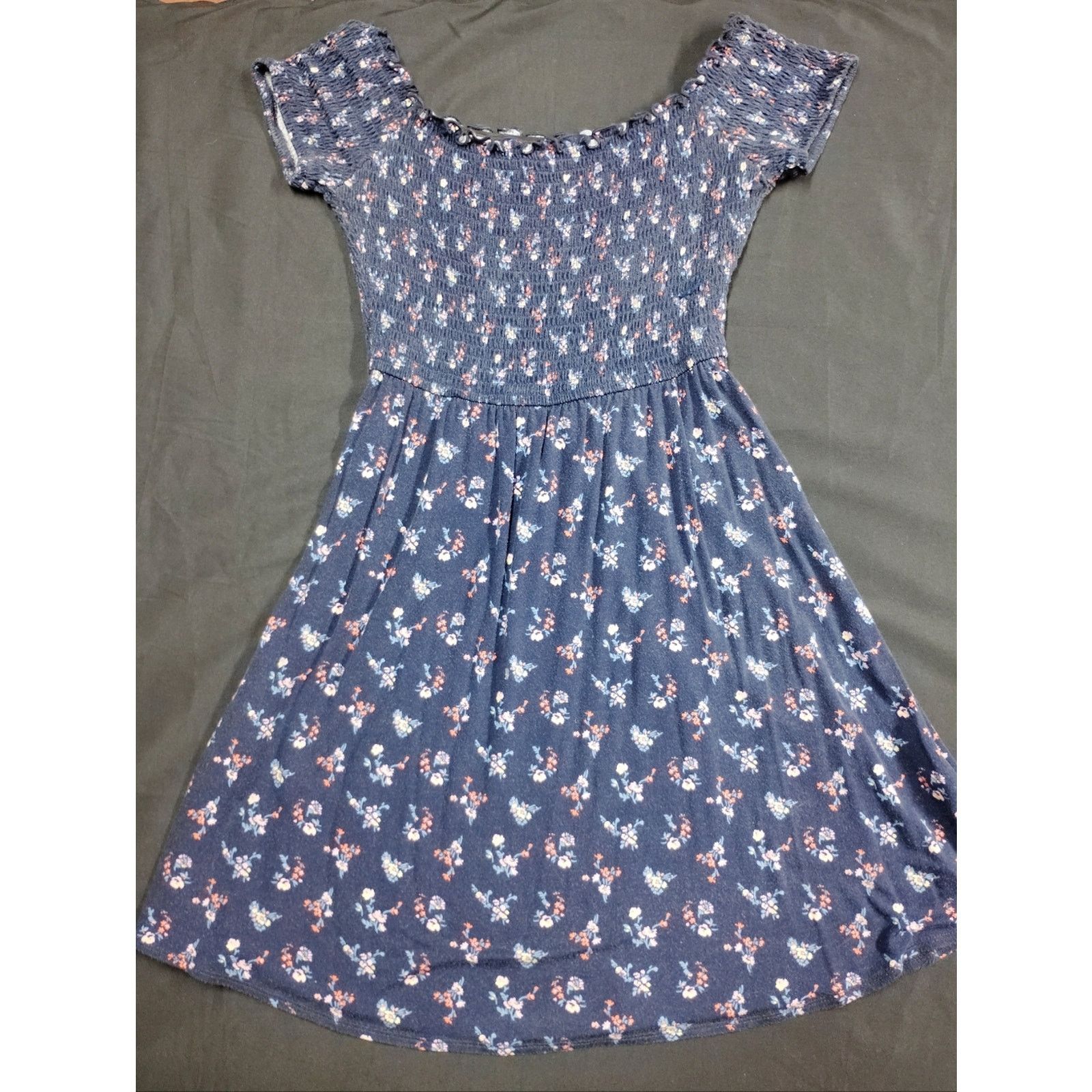Hollister Hollister Navy Floral Smocked Short Sleeve Dress Size S / US 4 / IT 40 - 1 Thumbnail