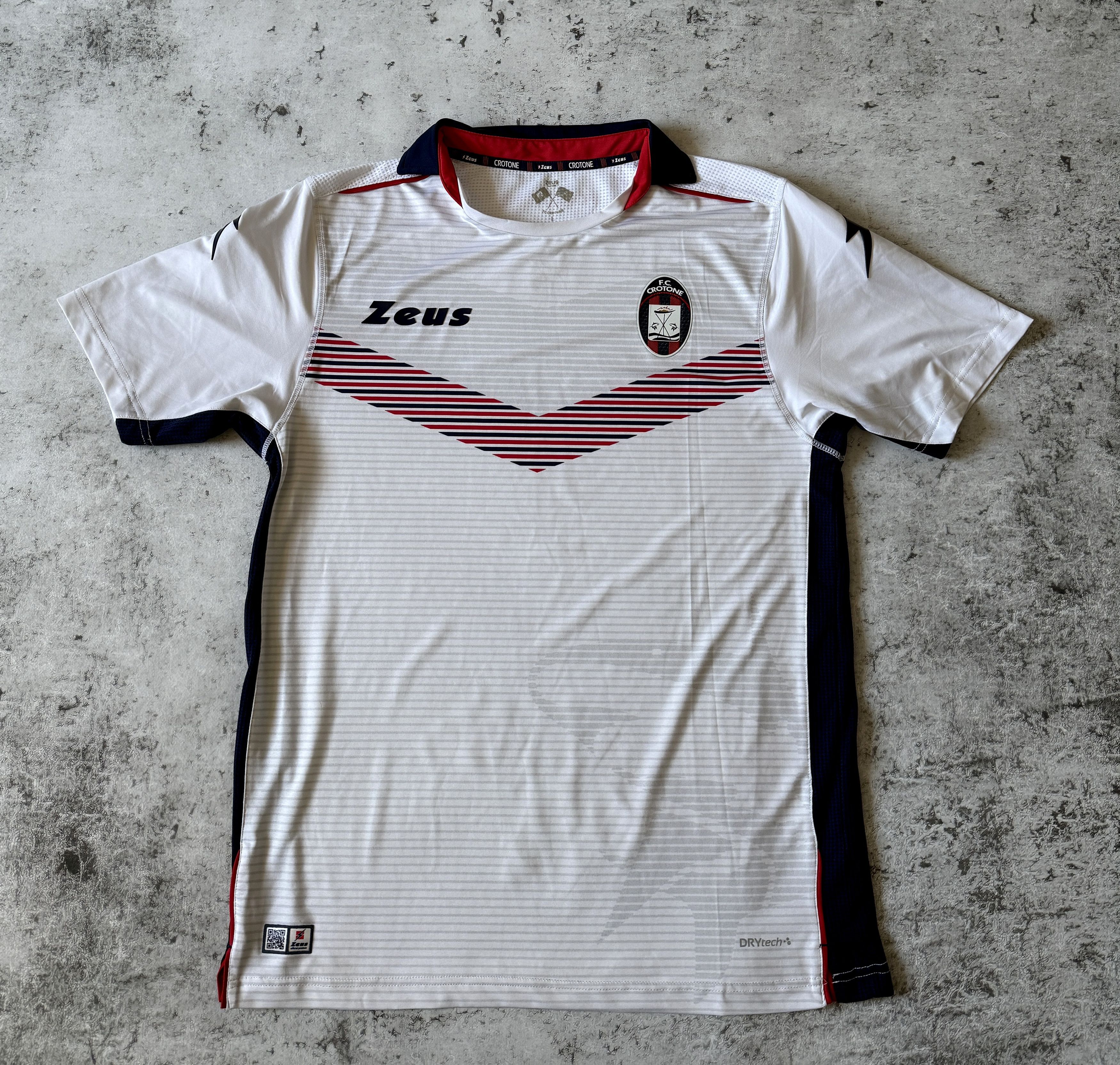 Other FC CROTONE 2018-19 AWAY SHIRT JERSEY ITALY SOCCER SIZE L Size US L / EU 52-54 / 3 - 1 Thumbnail