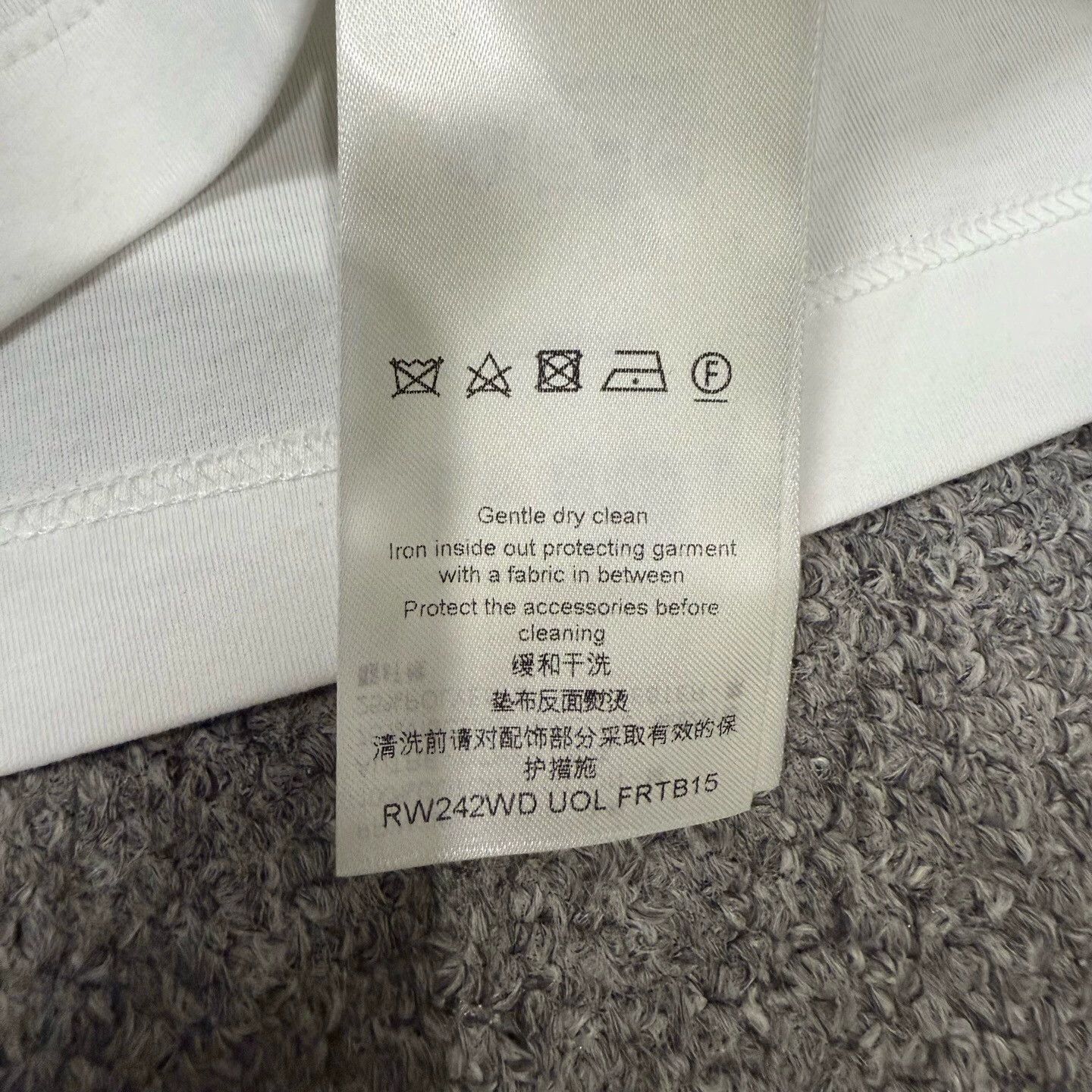 Louis Vuitton LV white heart patch short sleeve tee NWT size S Size S / US 4 / IT 40 - 4 Thumbnail
