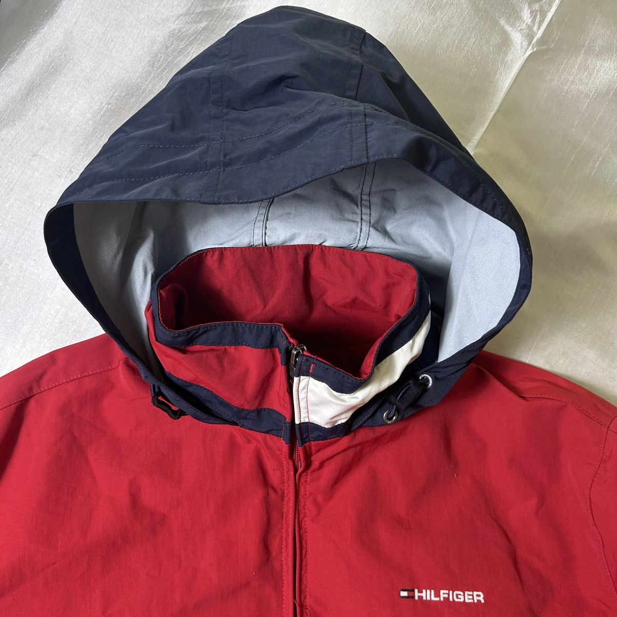 Tommy Hilfiger Vintage Tommy Hilfiger Logo Windbreaker Jacket Size L / US 10 / IT 46 - 3 Thumbnail