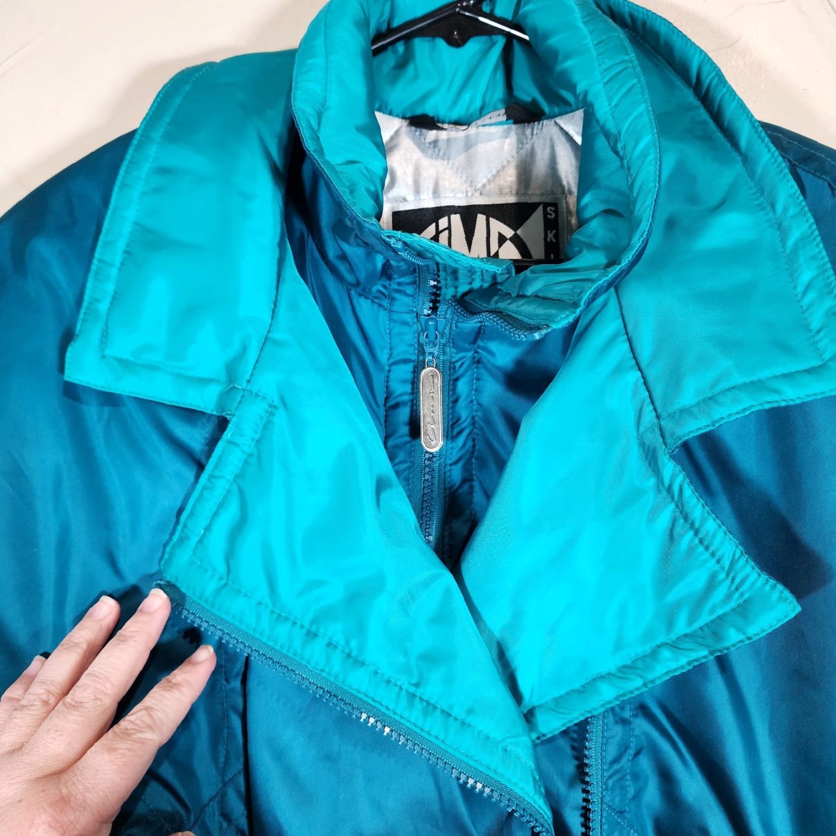 Altea VINTAGE Cima Ski Wear Jacket Womens 10 Blue Puffer Short Stand-Up Collar Nylon Zip Full Zipper Logo Windproof 80s 90s Retro Funky Size L / US 10 / IT 46 - 4 Thumbnail
