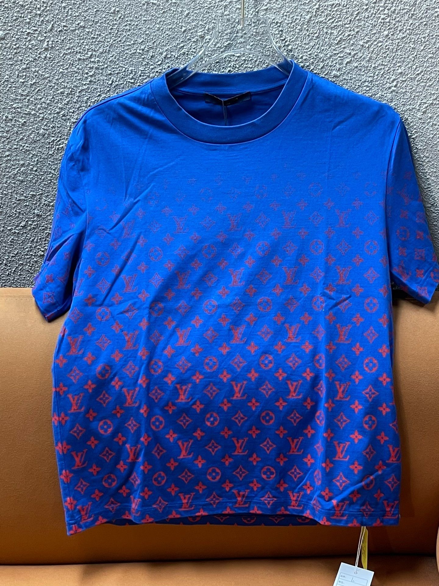 Louis Vuitton Louis Vuitton Gradient Logo Men's T-Shirt Size US S / EU 44-46 / 1 - 1 Thumbnail