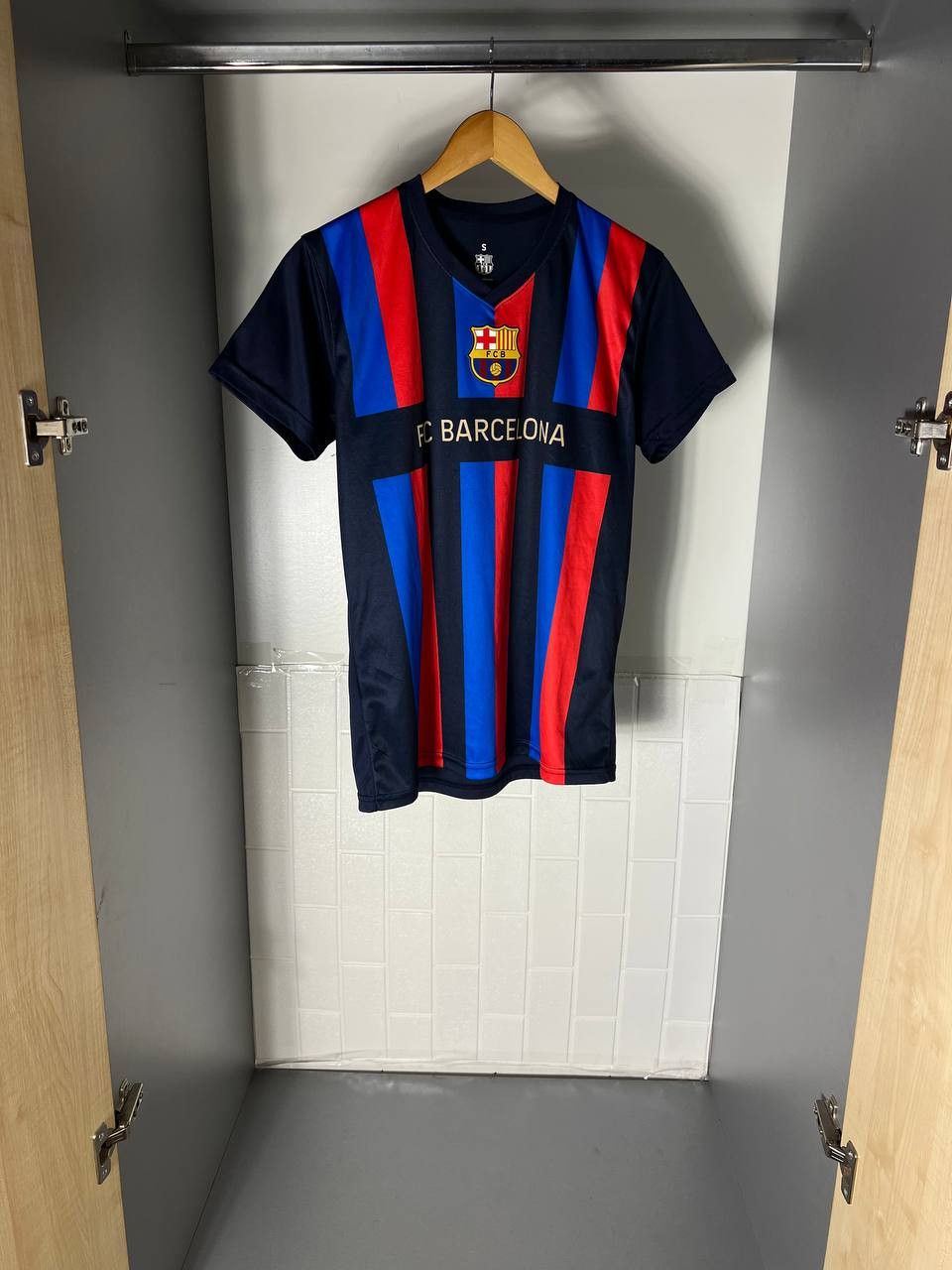 Vintage VERY RARE FC BARCELONA SPAIN SOCCER JERSRY RETRO Y2K 90s Size US S / EU 44-46 / 1 - 2 Thumbnail