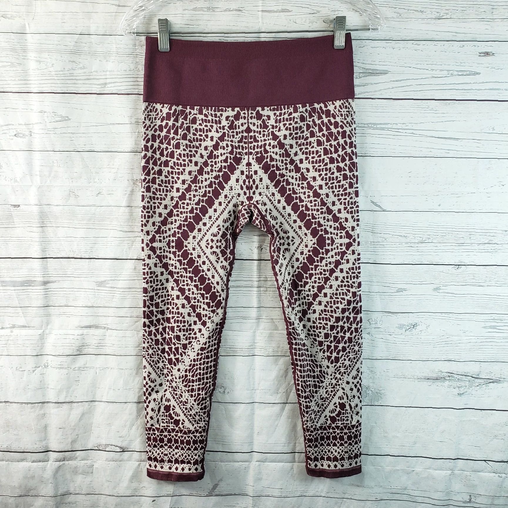 Fabletics Fabletics Womens High Waisted Seamless Lace Capri Leggings Sz M Capri Red Burgundy Lace Capris Ladies Mid Rise 21 Inseam Womens Size 32" / US 10 / IT 46 - 3 Thumbnail