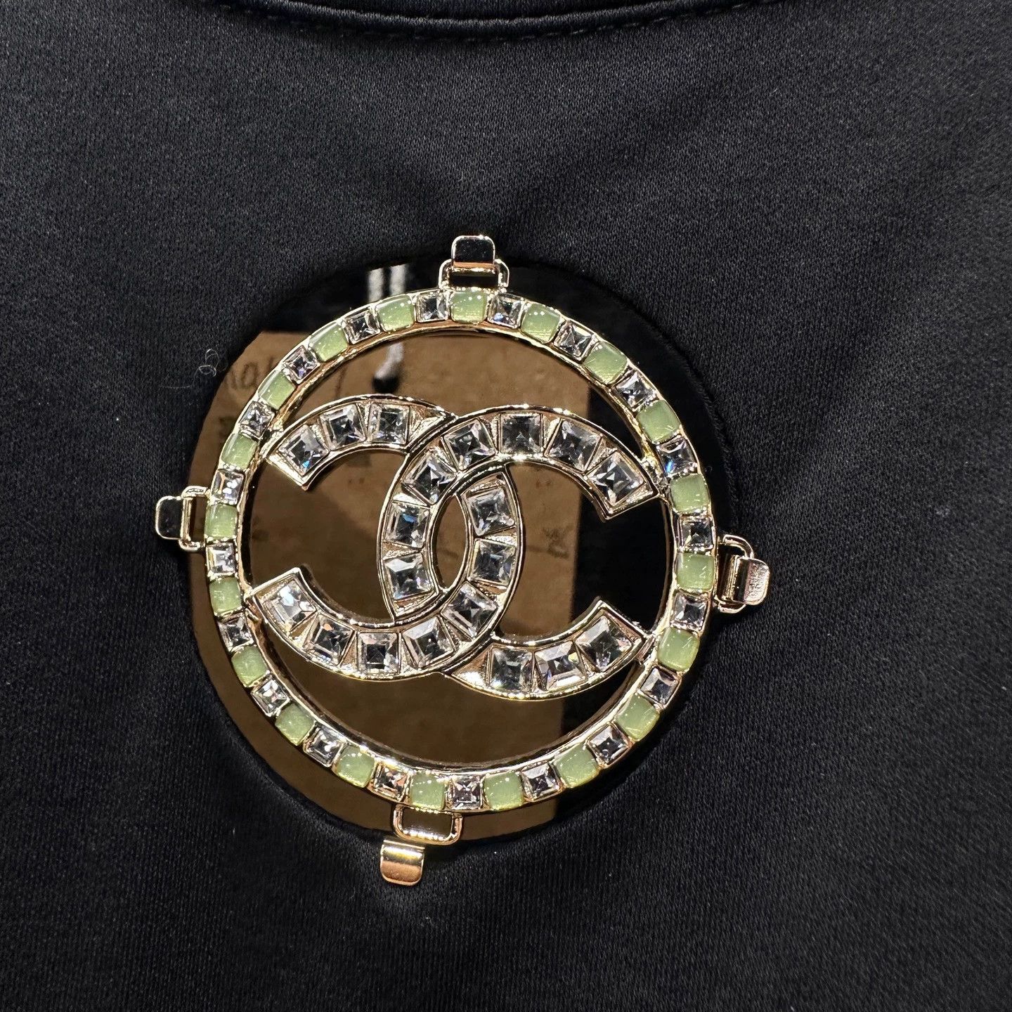 Chanel Chanel apr237 s/s tee medallion rhinestone logo cotton 38/40 Size S / US 4 / IT 40 - 6 Thumbnail