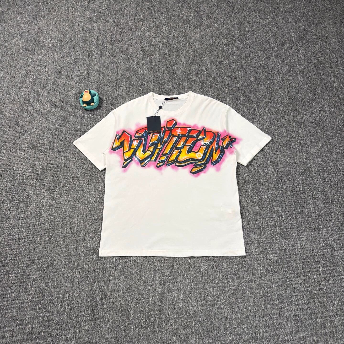 Louis Vuitton LV graffiti white short-sleeve tee XL like new Size US XL / EU 56 / 4 - 1 Thumbnail