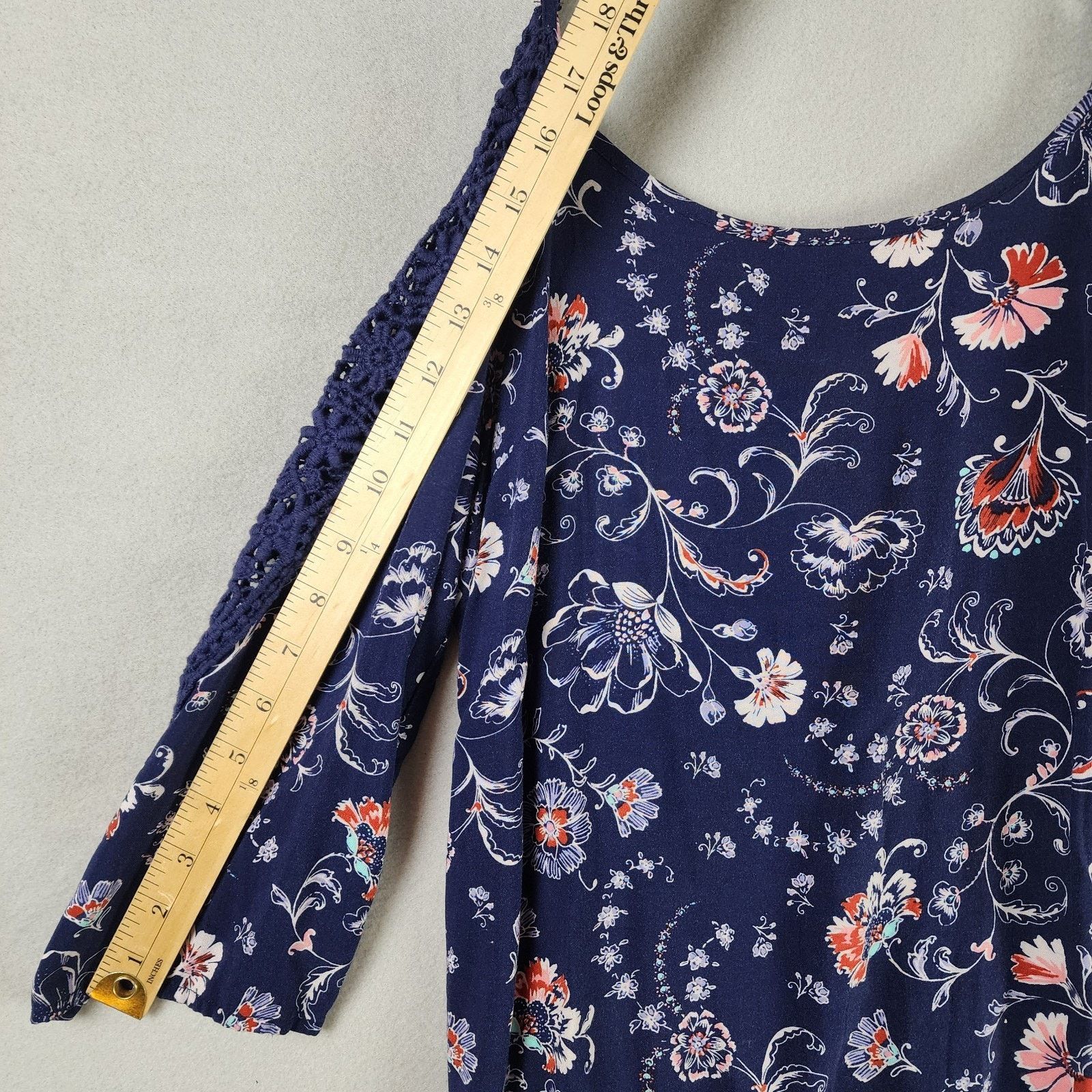 Other Xhilaration Floral Crochet 3/4 Sleeve Blouse Medium Blue Size M / US 6-8 / IT 42-44 - 4 Thumbnail
