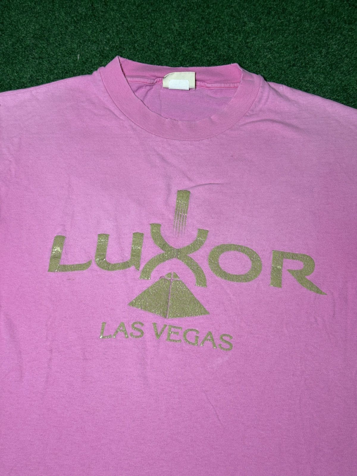 Vintage Vintage 90s Luxor Las Vegas Hotel Casino Retro Pink T Shirt Size M / US 6-8 / IT 42-44 - 2 Thumbnail